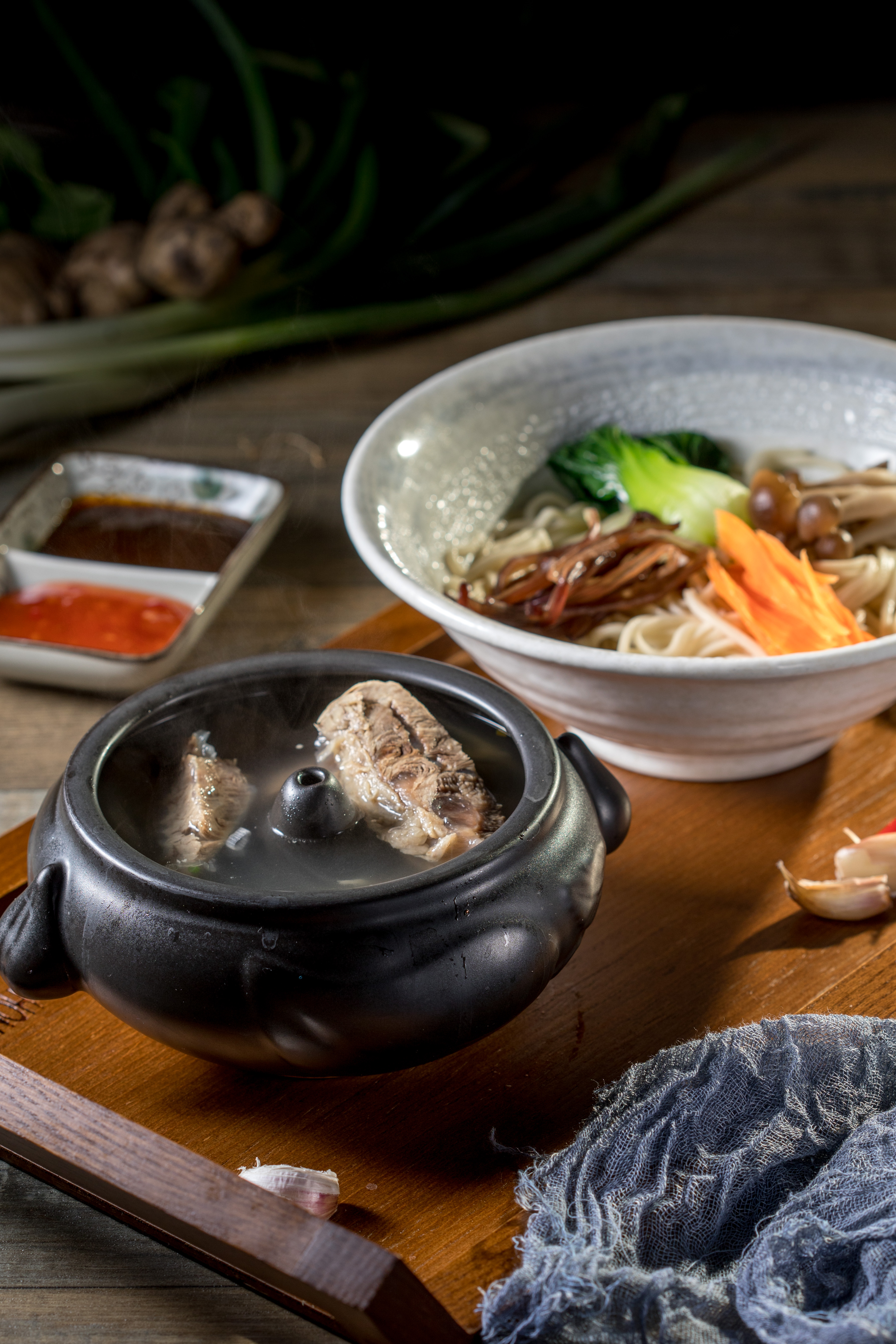 可乾可濕的「汽鍋牛肉麵」把牛筋熬成的膠質原湯加進鍋裡同蒸，膠原蛋白滿滿。（380元／套）