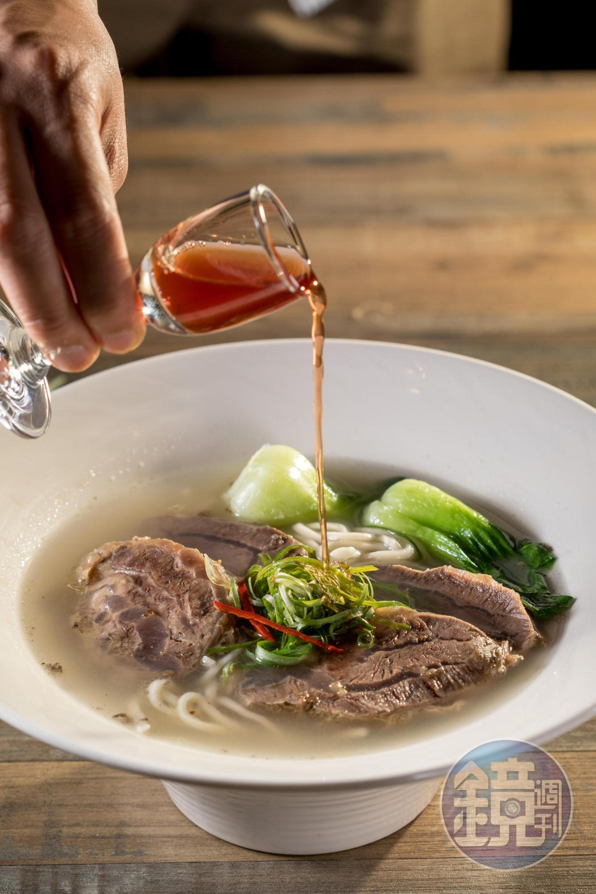 「桂花牛肉麵」把乾燥桂花加進湯裡同熬,再加上桂花酒,花香富層次。(380元/碗)
