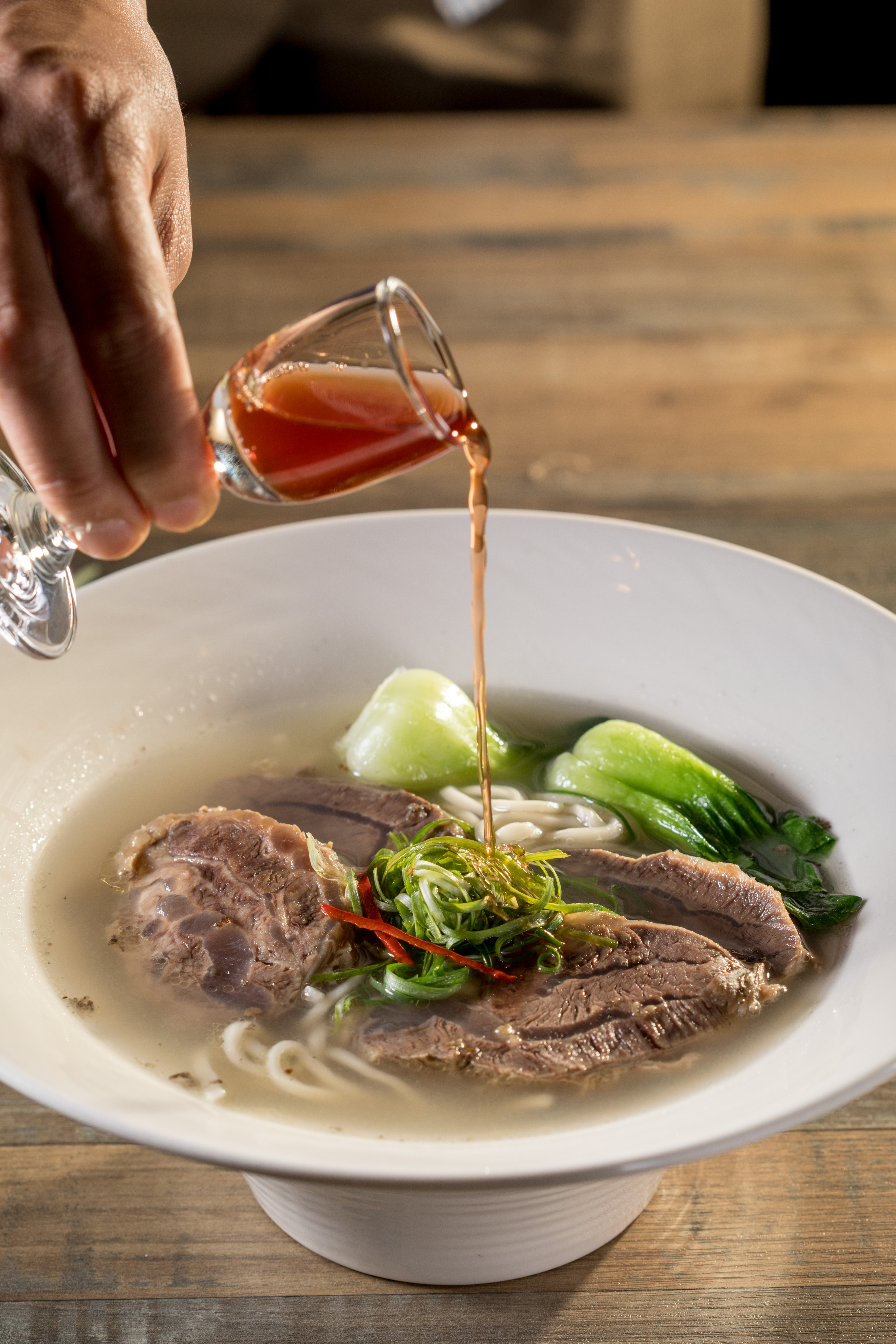 「桂花牛肉麵」把乾燥桂花加進湯裡同熬，再加上桂花酒，花香富層次。（380元／碗）