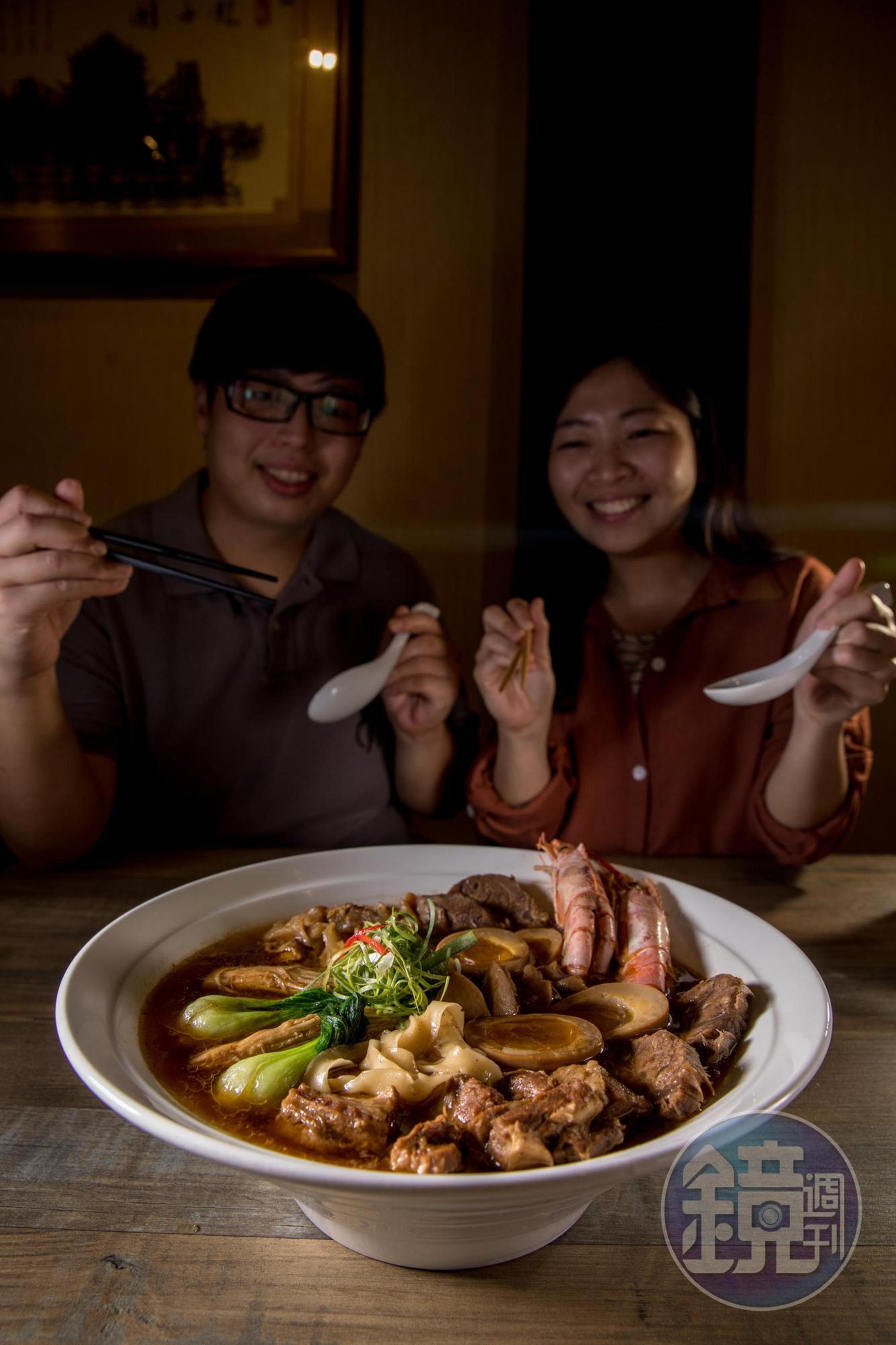 原價1,000元的「情人牛肉麵」,不只可以兩人組隊,也歡迎大胃王隻身挑戰。(520元/特價)