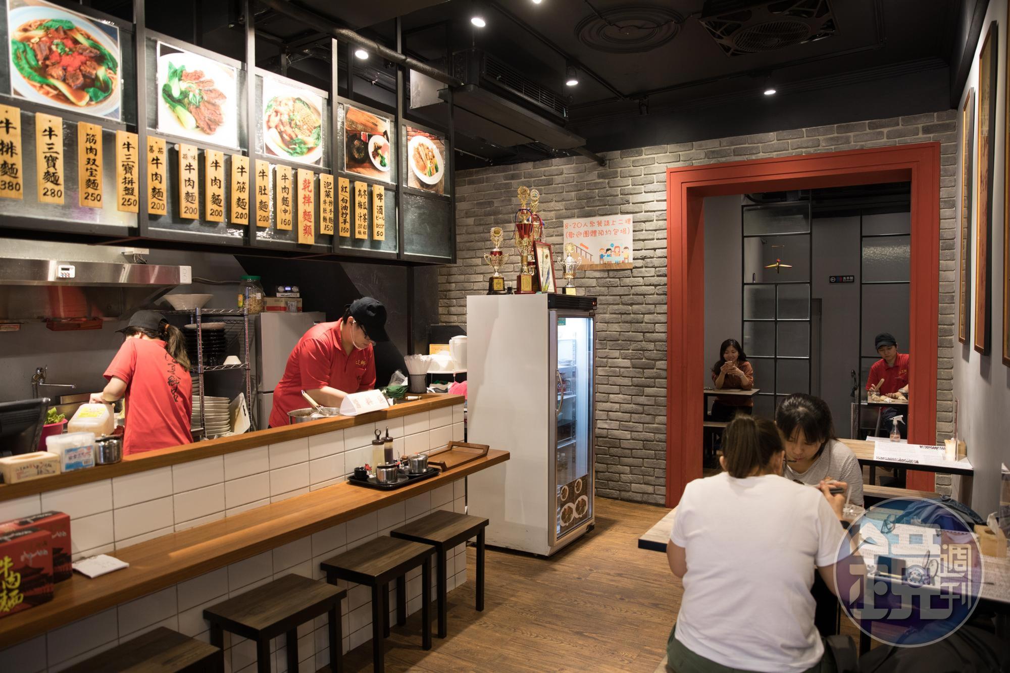 店面雖不大卻頗舒適,2樓還有包廂用餐區。