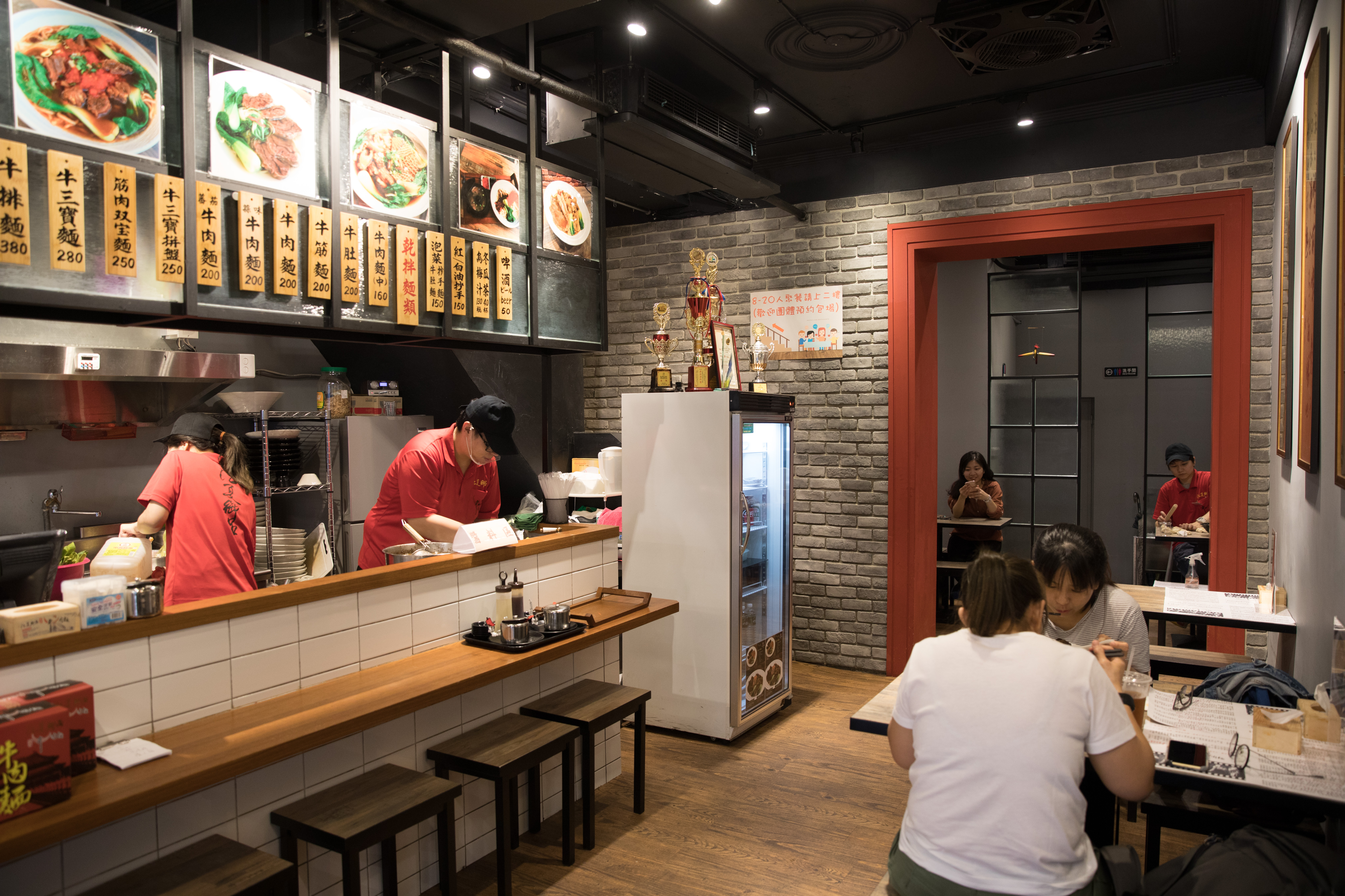 店面雖不大卻頗舒適，2樓還有包廂用餐區。