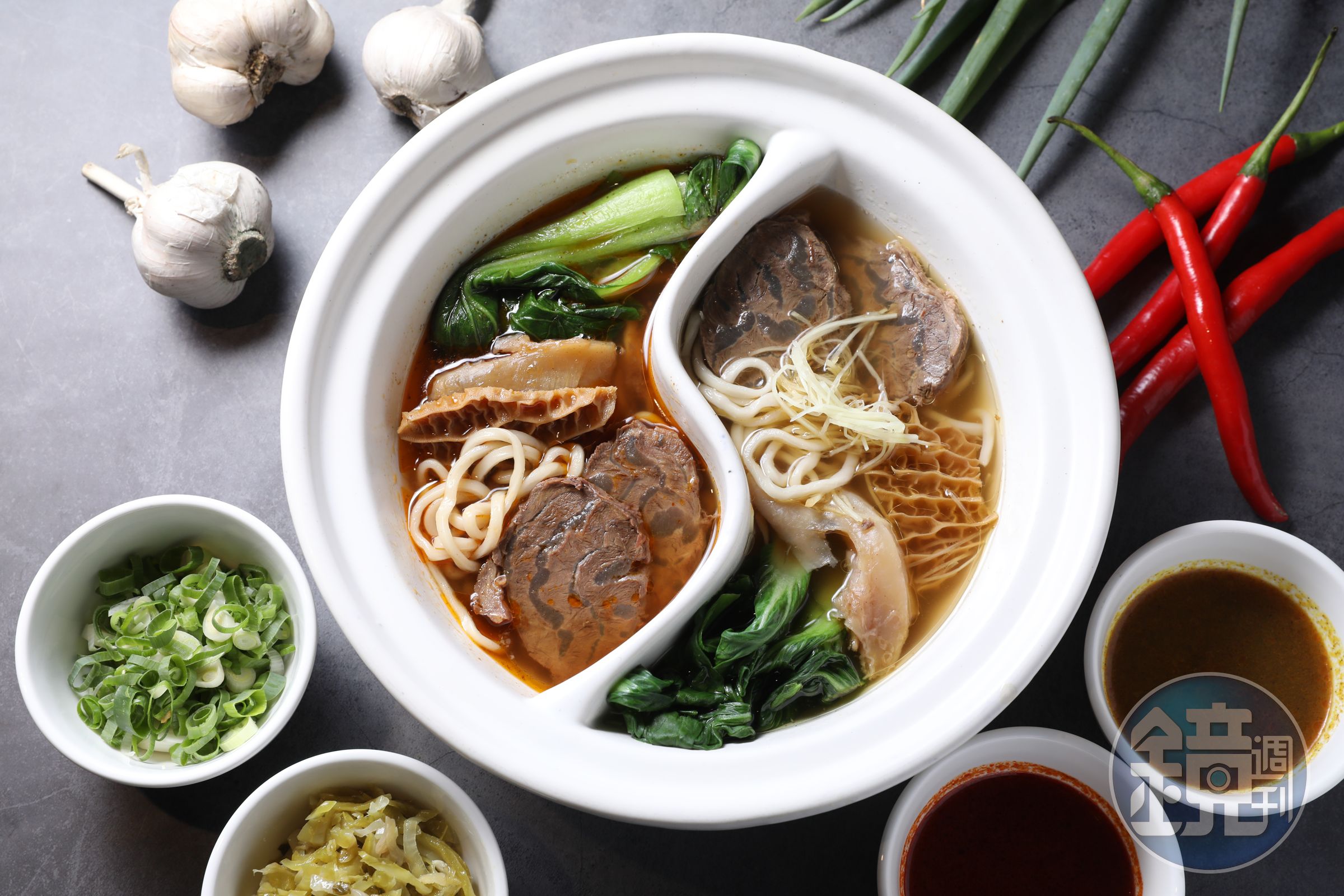 一次享受清燉紅燒2種口味的「太極牛肉麵」，還可加麻辣或咖哩醬汁蹦出新滋味。（300元／碗）