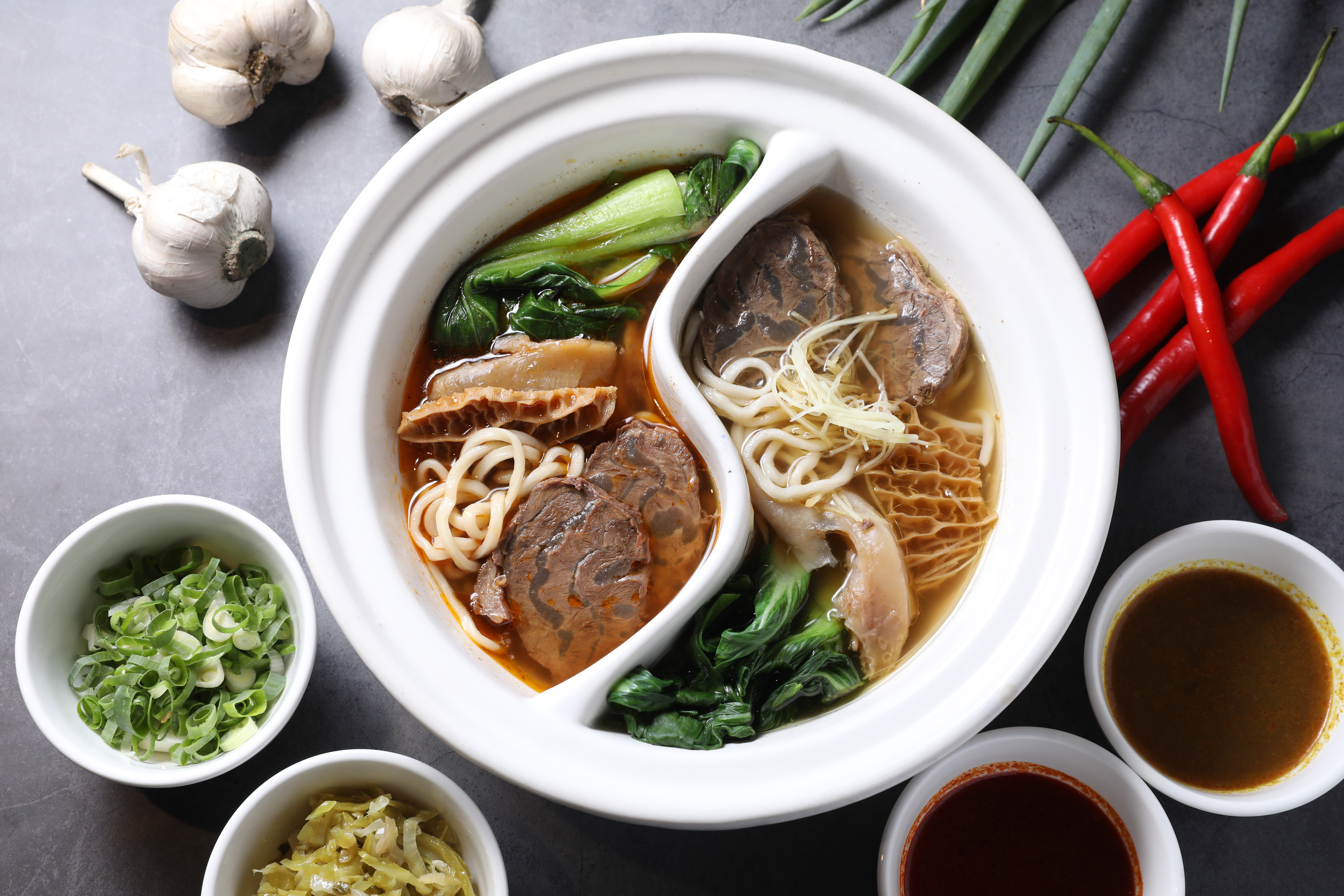 一次享受清燉紅燒2種口味的「太極牛肉麵」，還可加麻辣或咖哩醬汁蹦出新滋味。（300元／碗）