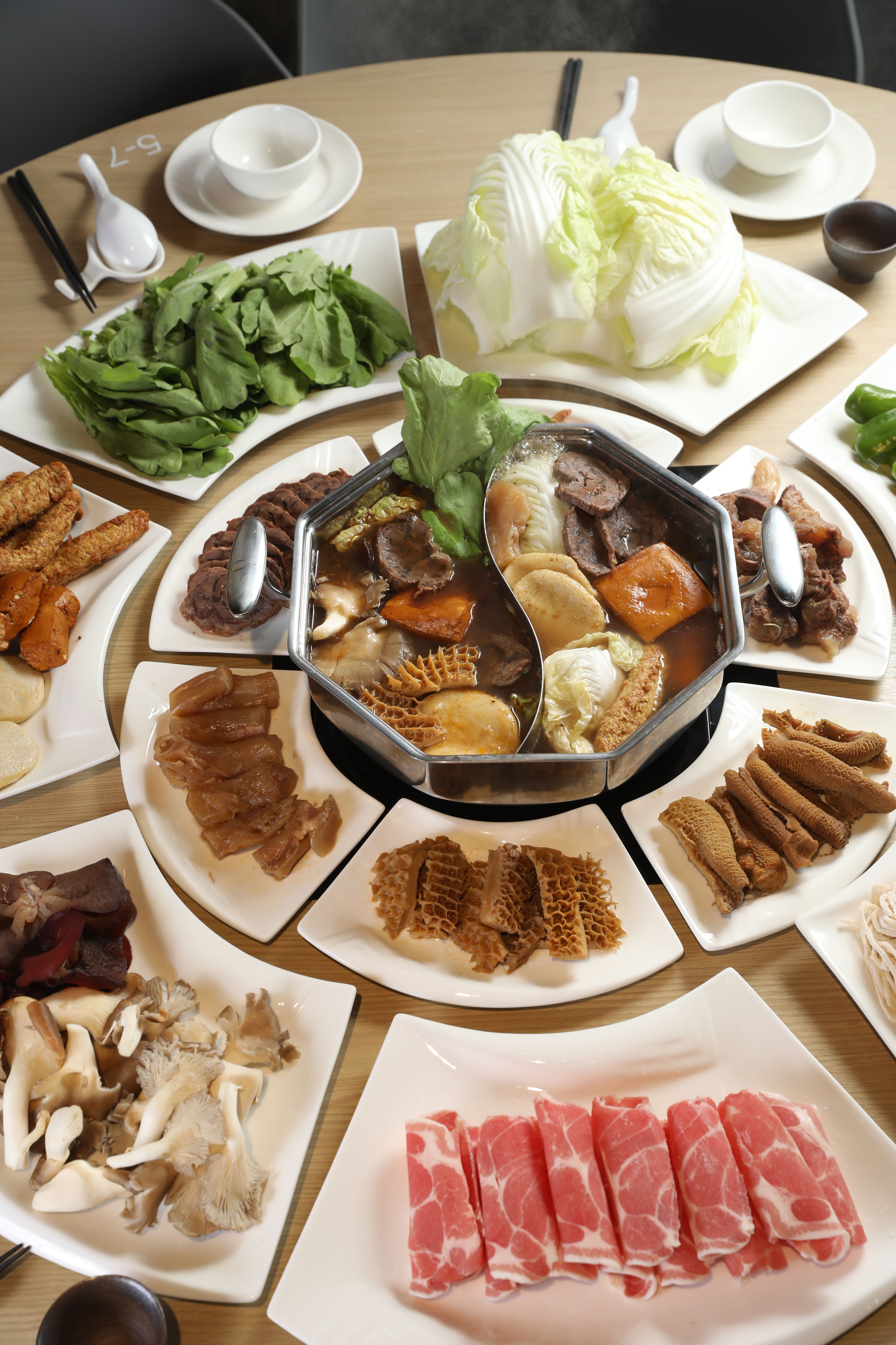 很澎湃的「八卦牛肉麵火鍋」可依需求客製內容。（5,000元起／8人份，需一週前預約）