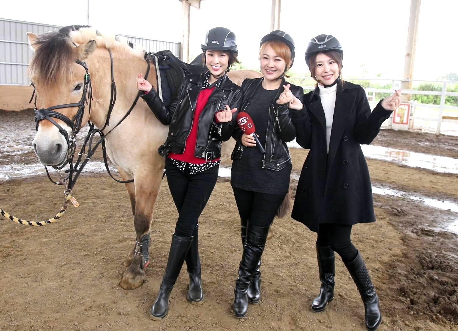 三立主播張齡予(左起)、王志郁、高毓麟首次體驗騎馬,緊張的心情難以言喻。(三立提供)