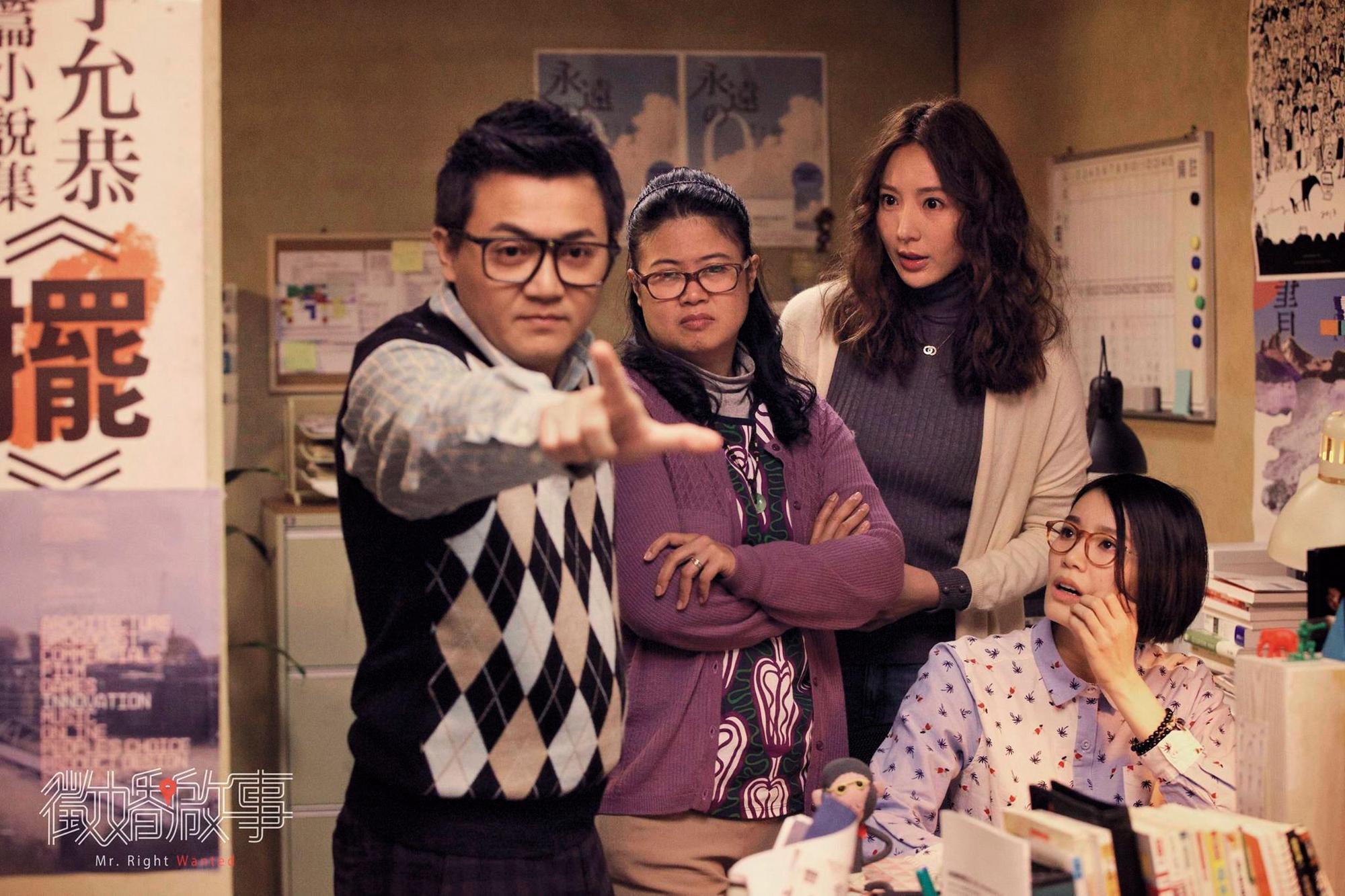 高盟傑（左）在與隋棠（右2）合作戲劇《徵婚啟事》時，也向隋棠借款12萬元，迄今未還。（《徵婚啟事》劇照）