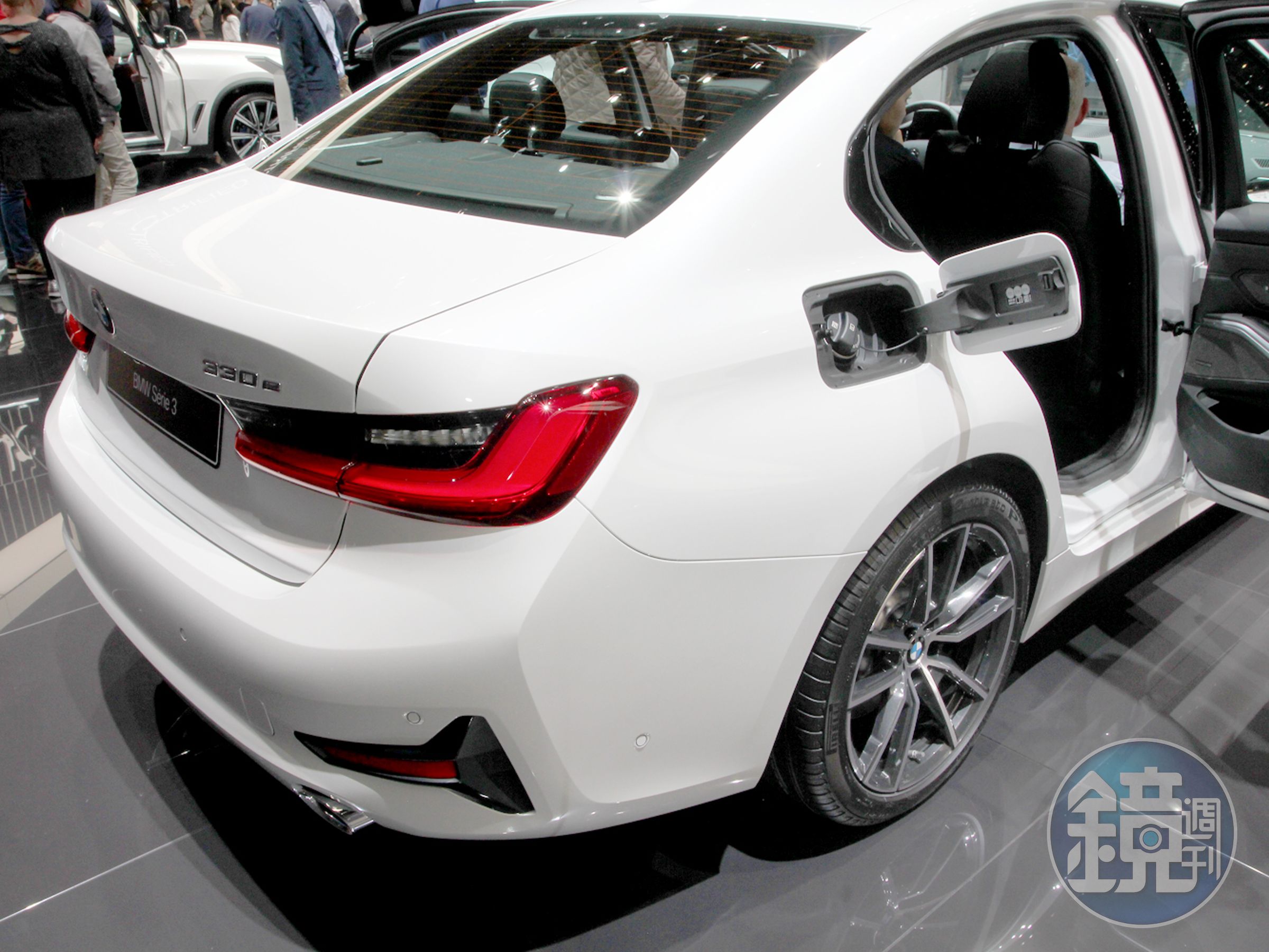 右後側為傳統加油孔（330e Sedan）。