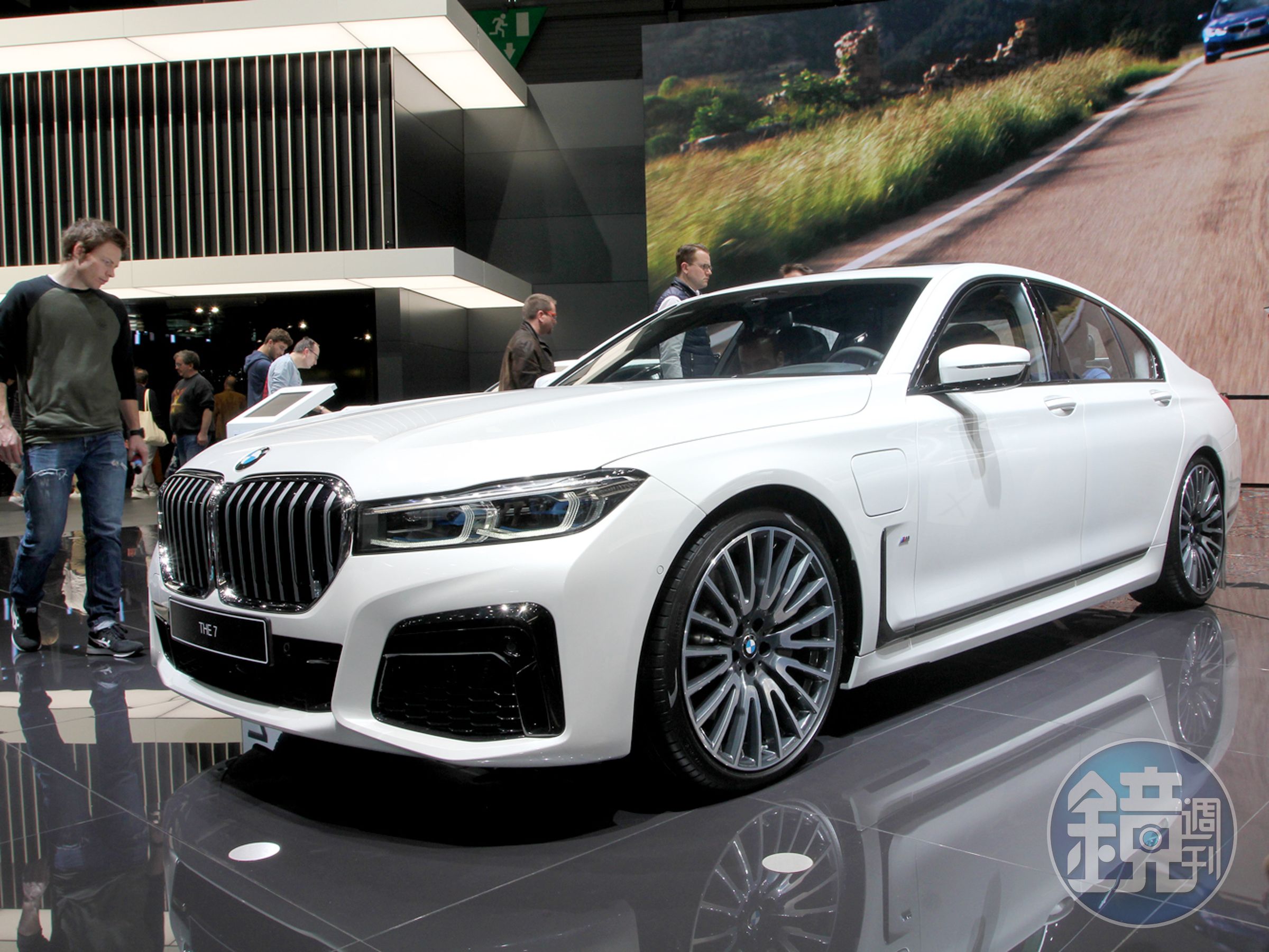 BMW 745e插電式油電混合動力車。