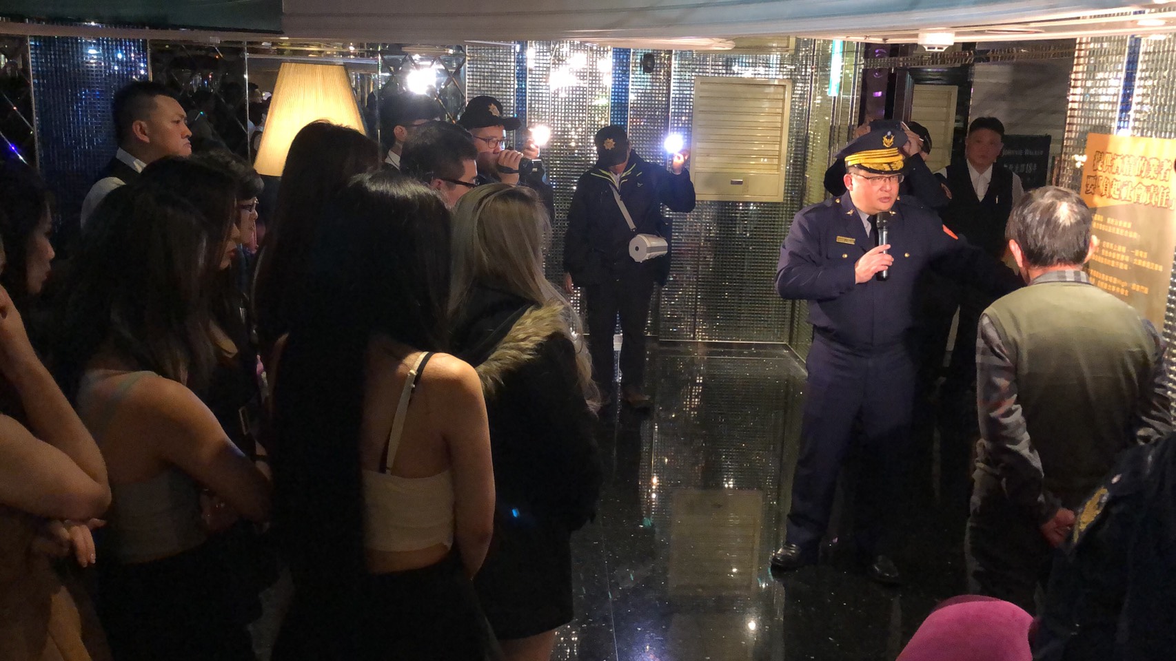 分局針對轄區內特種營業場所，用另類宣教取代臨檢，希望可以結合業者和從業人員一起防範犯罪。（警方提供）