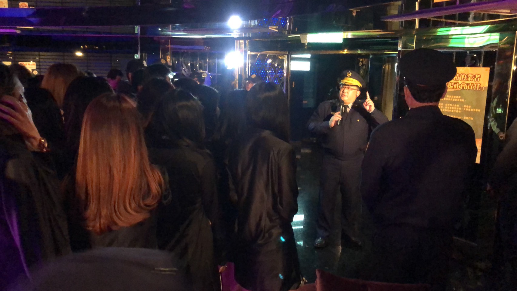 酒店小姐排排站，聽分局長用「說、唱、貼」另類臨檢，能發揮多大功效靜待觀察。（警方提供）