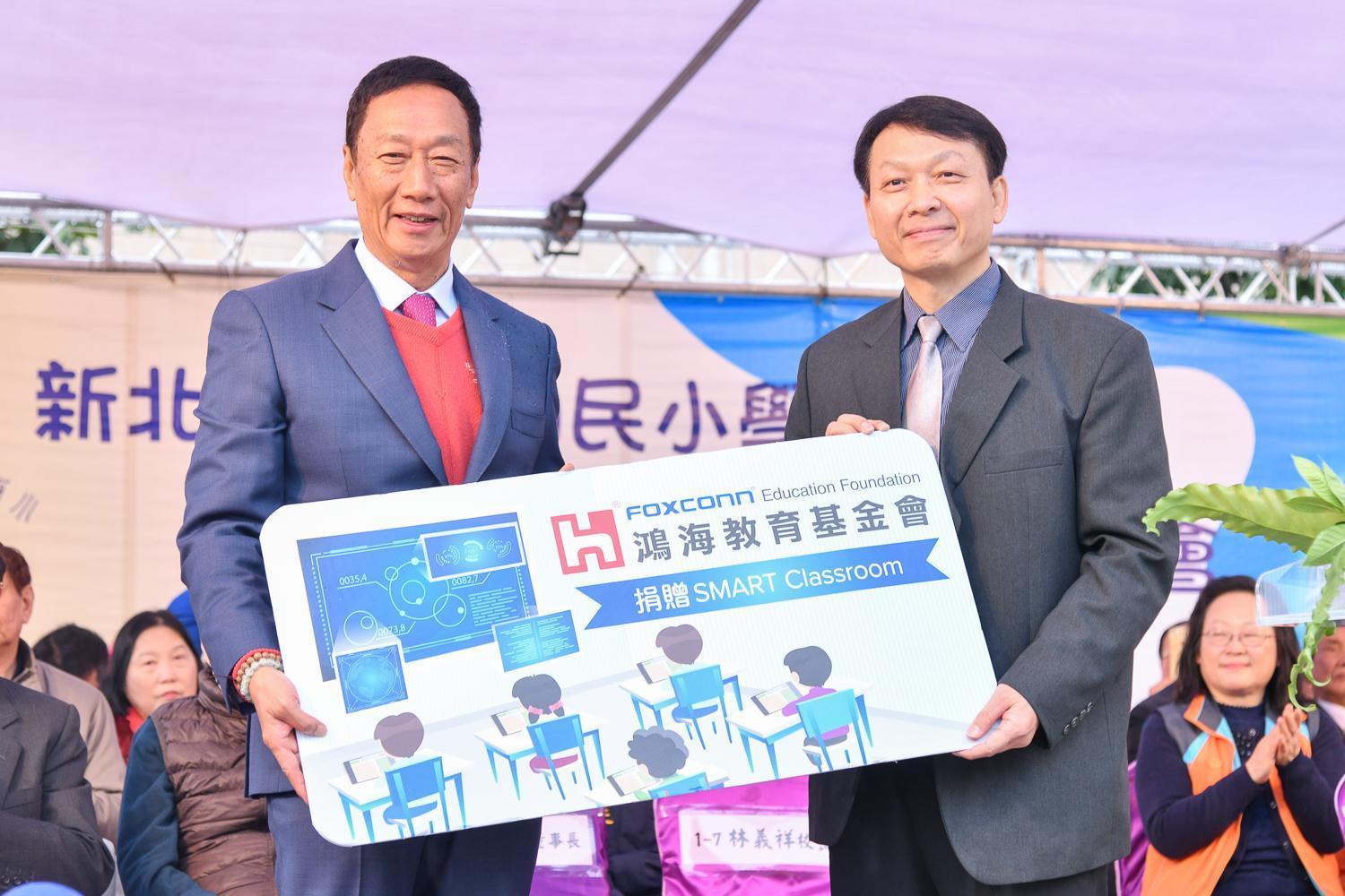為了鼓勵母校學弟妹們一個智慧學習環境,郭董由鴻海永齡教育基金會捐贈了智慧教室。(鴻海永齡教育基金會提供)
