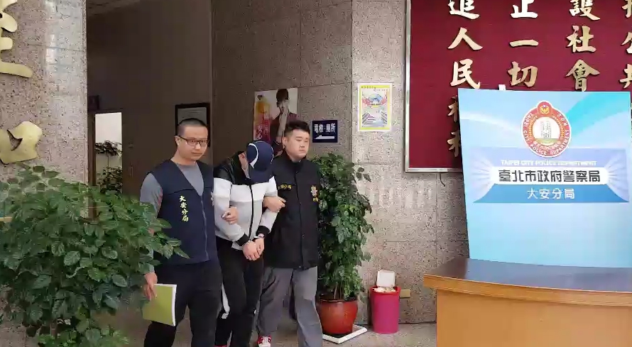 原本賴嫌偷拍行為被發現後，差點被憤怒的學生群毆，還好警方將他帶走，也將面臨刑責。（警方提供）