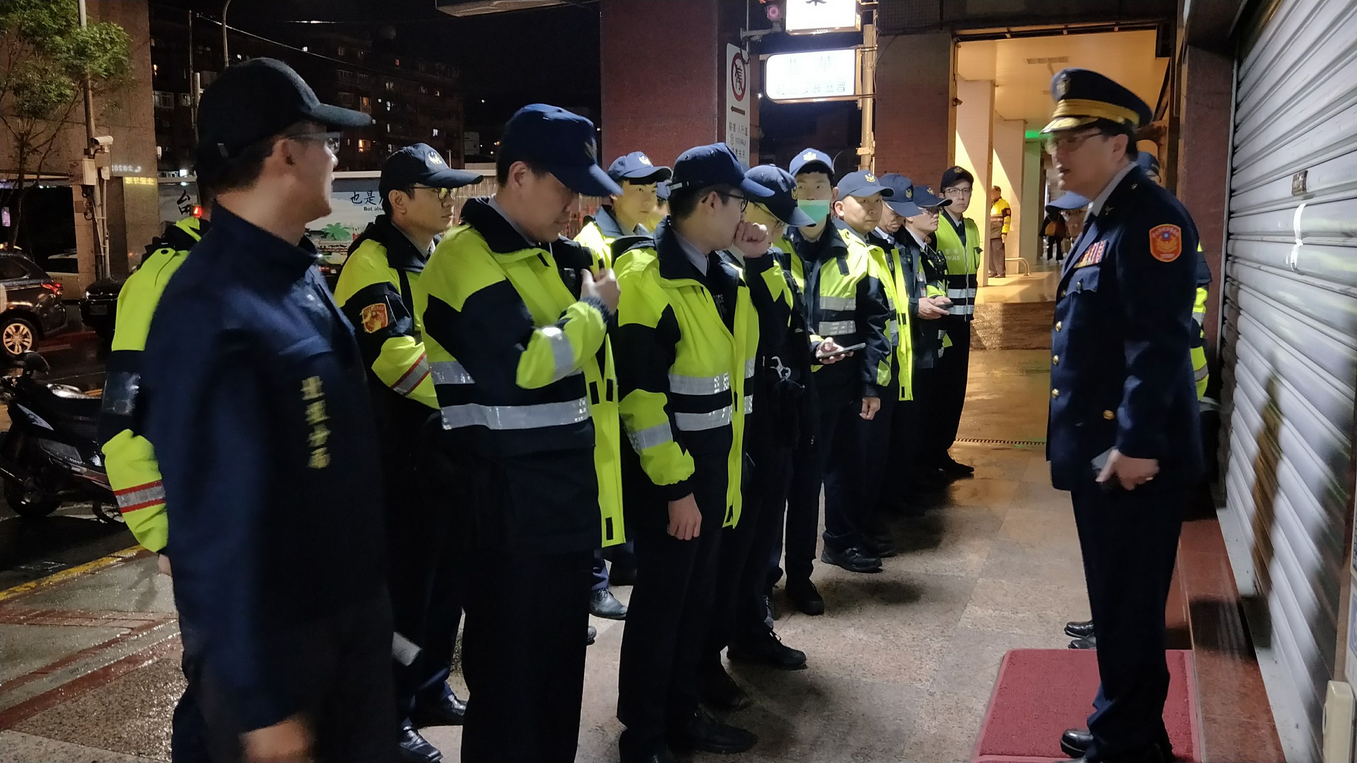 北投分局長吳進宗親自率隊前往臨檢，首先對警員勤前教育。（警方提供）