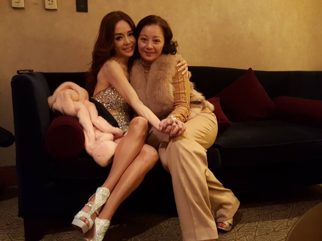 喜翔年輕時和狄鶯姊姊狄玫（右）未婚生了兒子，兒子帶到美國由喜翔的姊姊和媽媽帶大。（翻攝自狄鶯臉書）