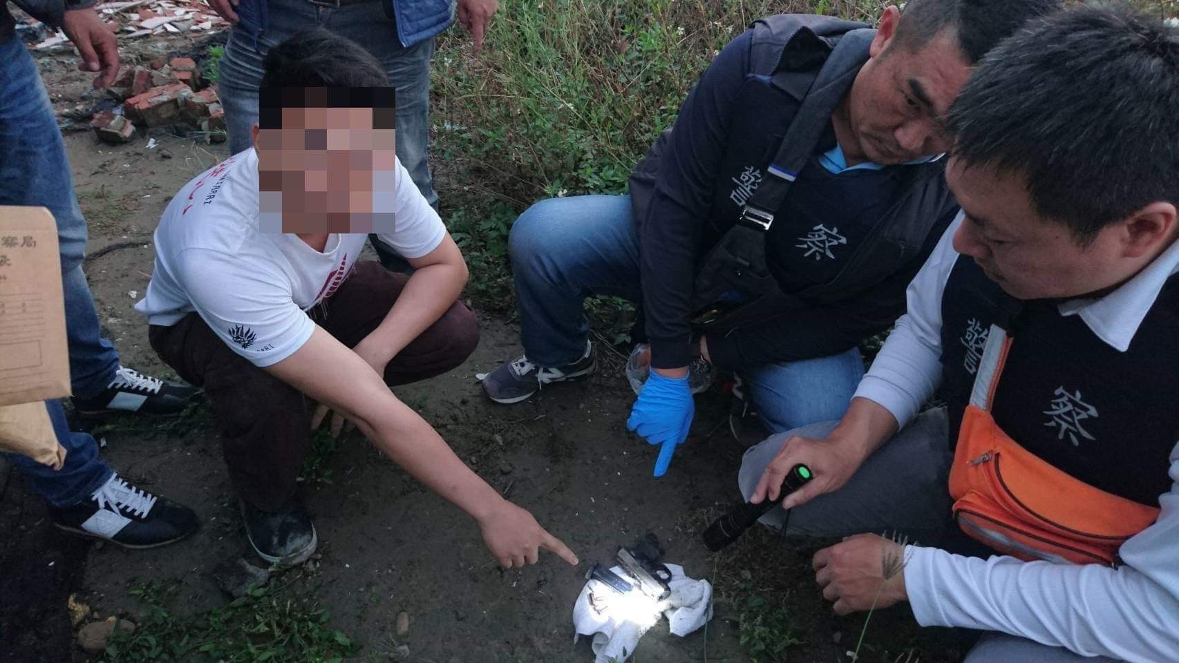 徐姓男子被警方逮捕後，坦承持槍討債。（警方提供）