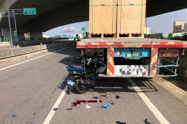 拖板車路邊違停導致男大生撞上喪命,父親化悲憤為大愛,不願意追究司機,但希望他能投身慈善公益。(翻攝網路)