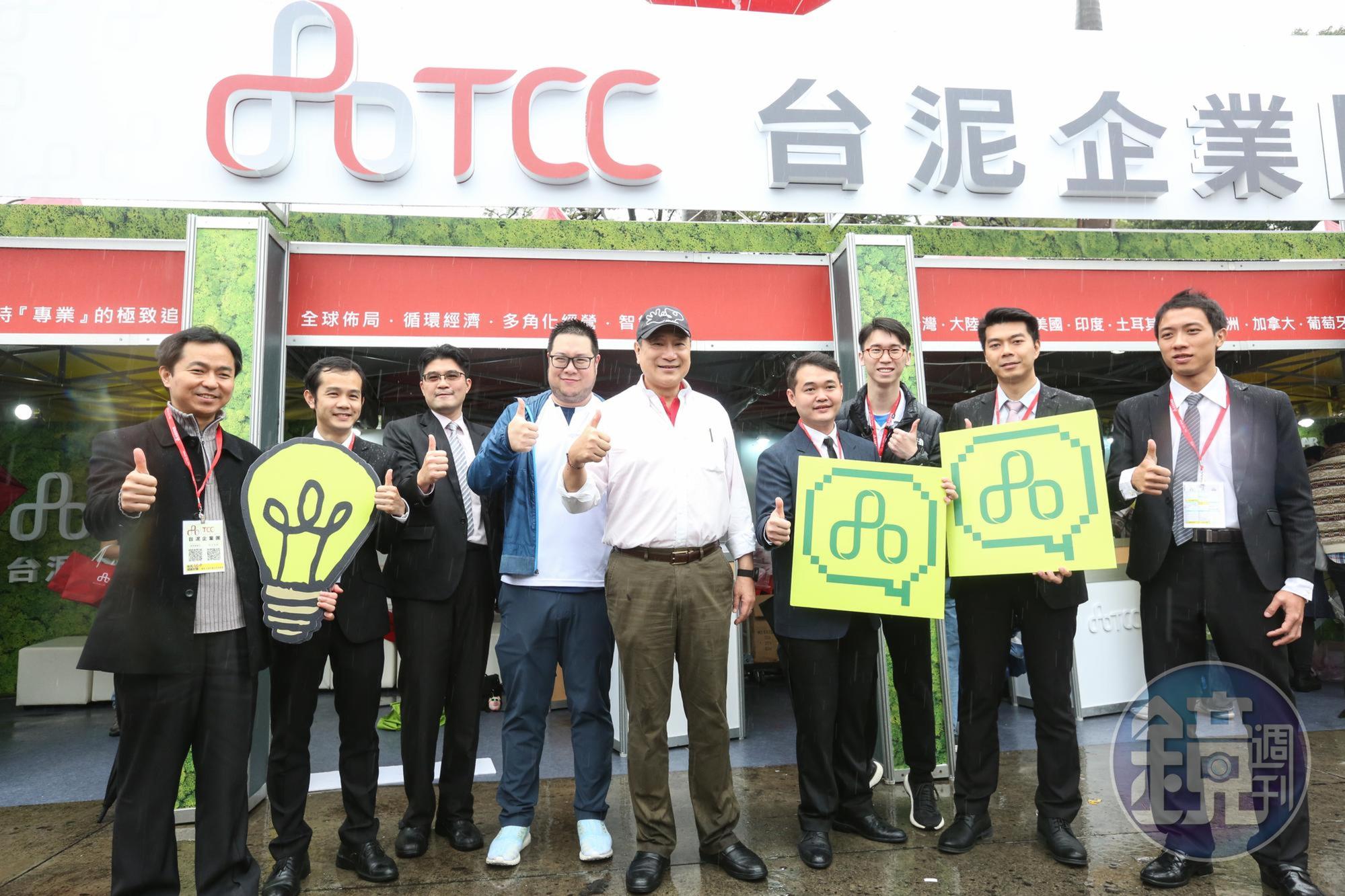 台大就業博覽會今（9日）登場，台泥董座張安平也親自現身與學生對話。