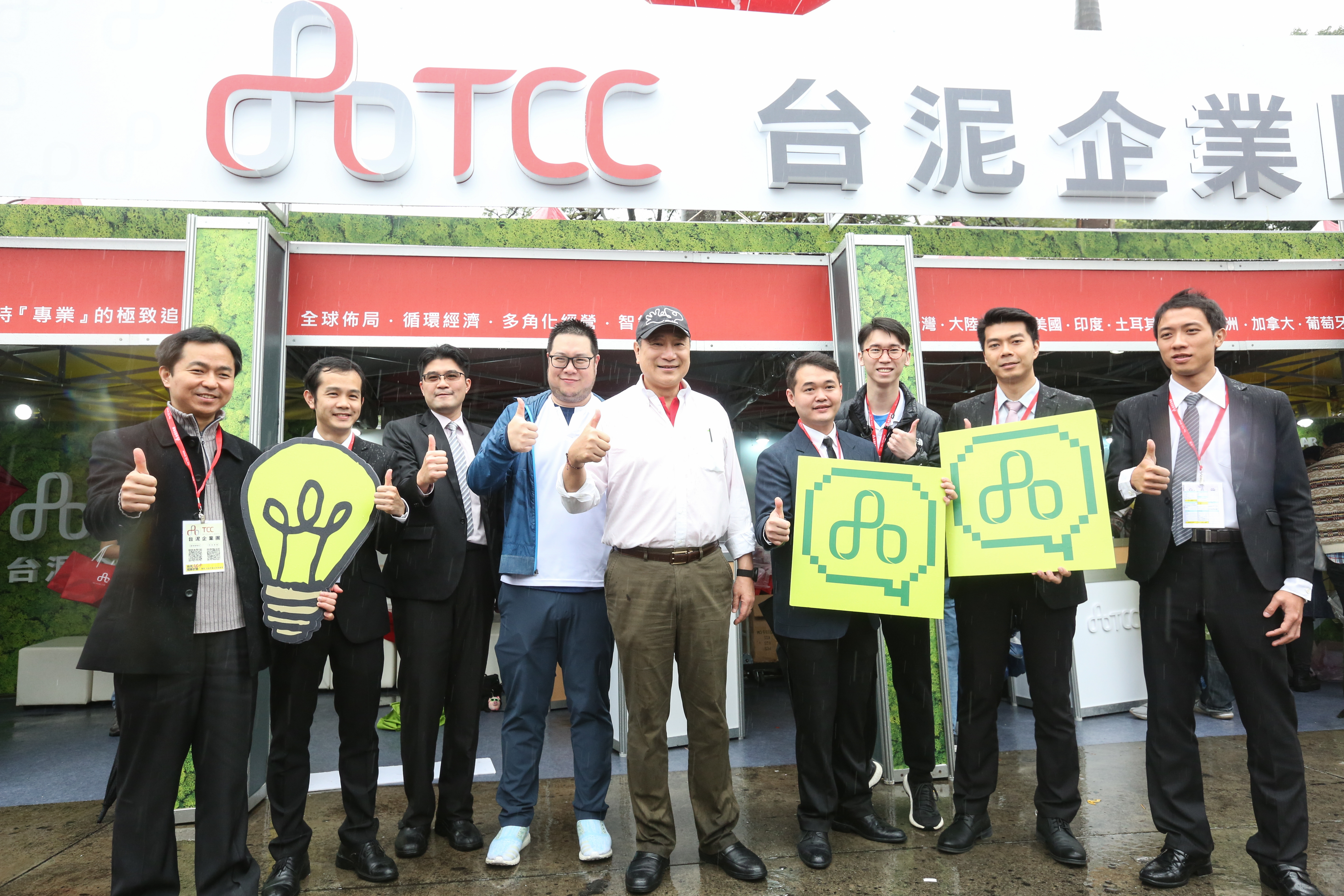 台大就業博覽會今（9日）登場，台泥董座張安平也親自現身與學生對話。