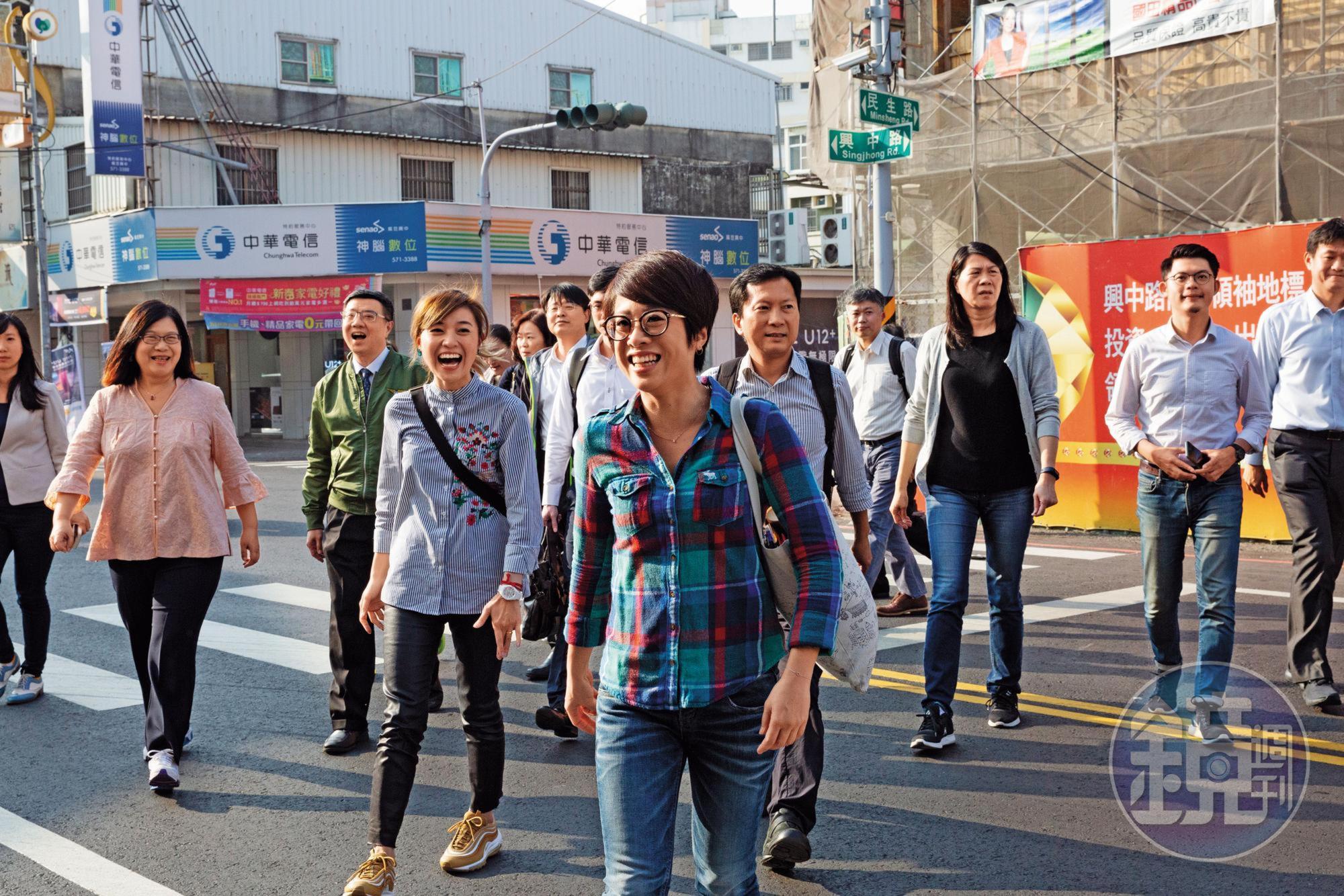 這次台南市立委補選,剛兼任民進黨發言人的李晏榕對掃街拜票毫不陌生。