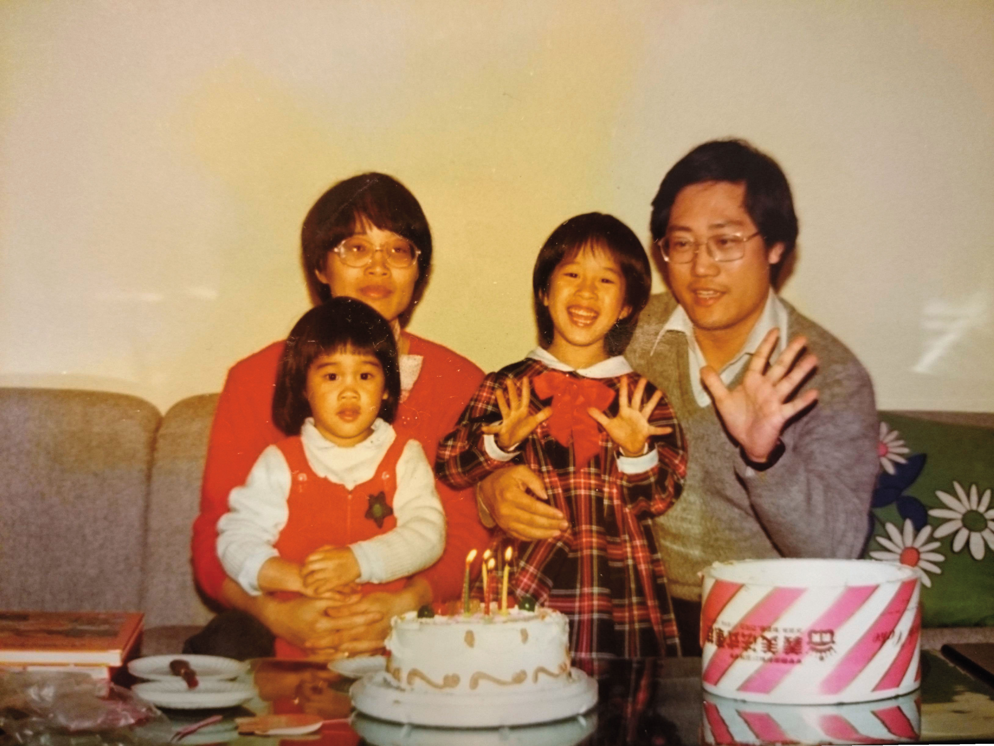 李晏榕(右2)5歲生日時全家福。弟弟10年後才出生。(李晏榕提供)