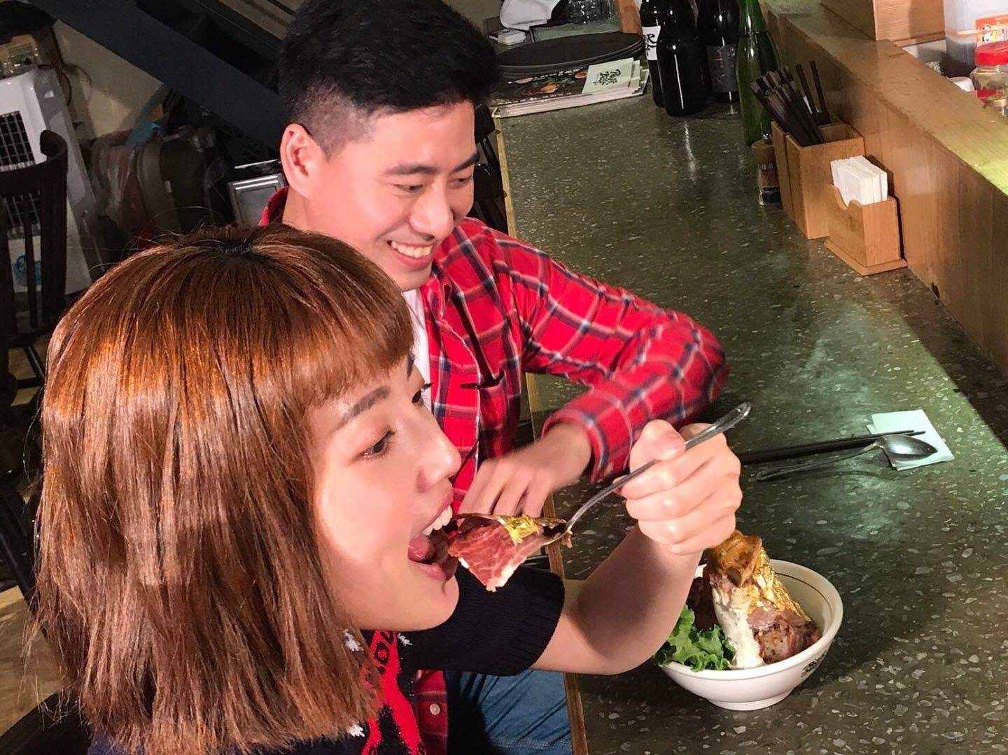 阿諾與郭岱軒主持得開心吃得也不亦樂乎!(高點電視台提供)