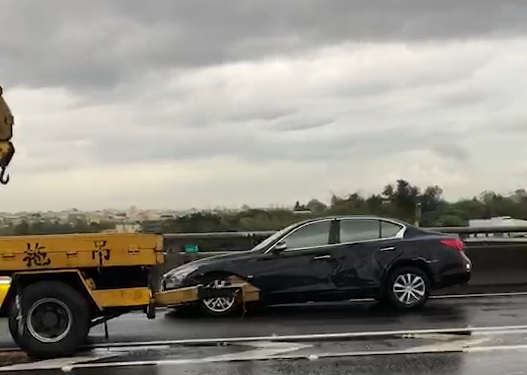 遊覽車司機指稱,這輛黑色轎車疑似失控,他當時在後方為了閃避該車,才會翻車。(翻攝畫面)