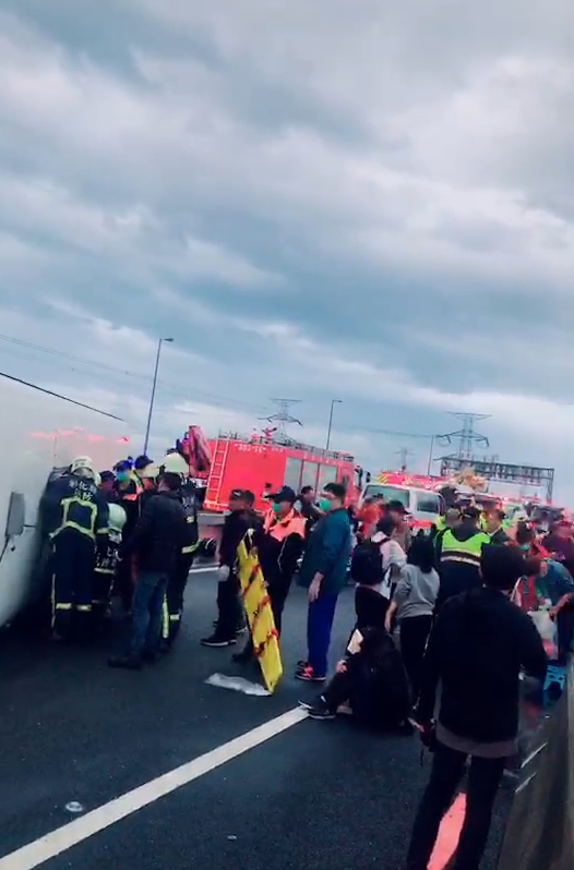 遊覽車搭載數十名信徒,消防局出動十多輛救護車趕到現場救援,讓國三和美段一度塞車。(翻攝畫面)
