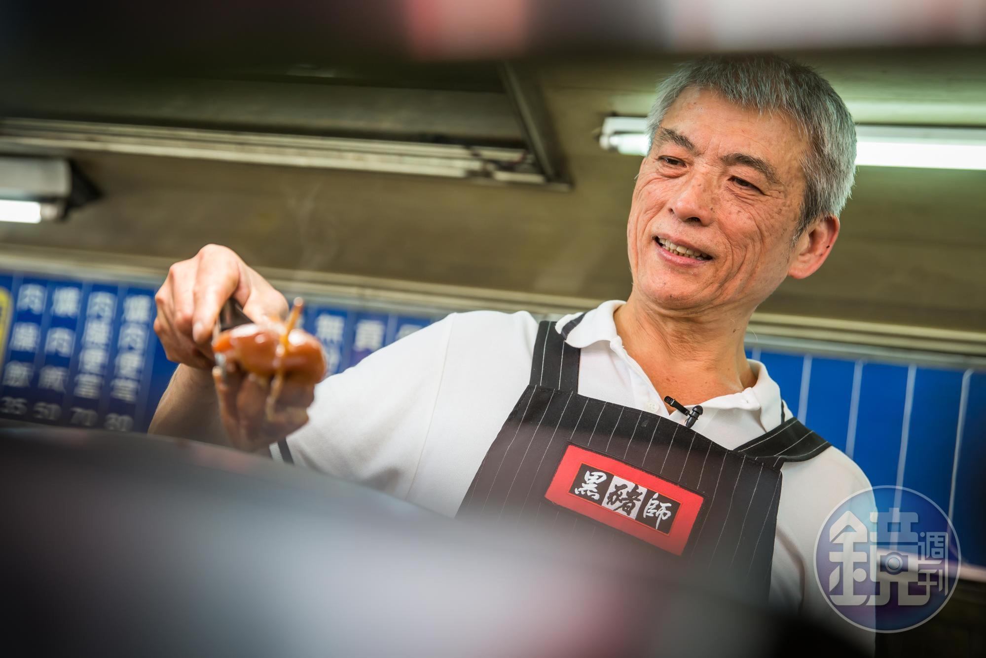 為了養家餬口,吳文彬轉行賣蚵仔仁、肉臊飯等小吃,生意好了,與兒子的親子關係卻成難補的洞。