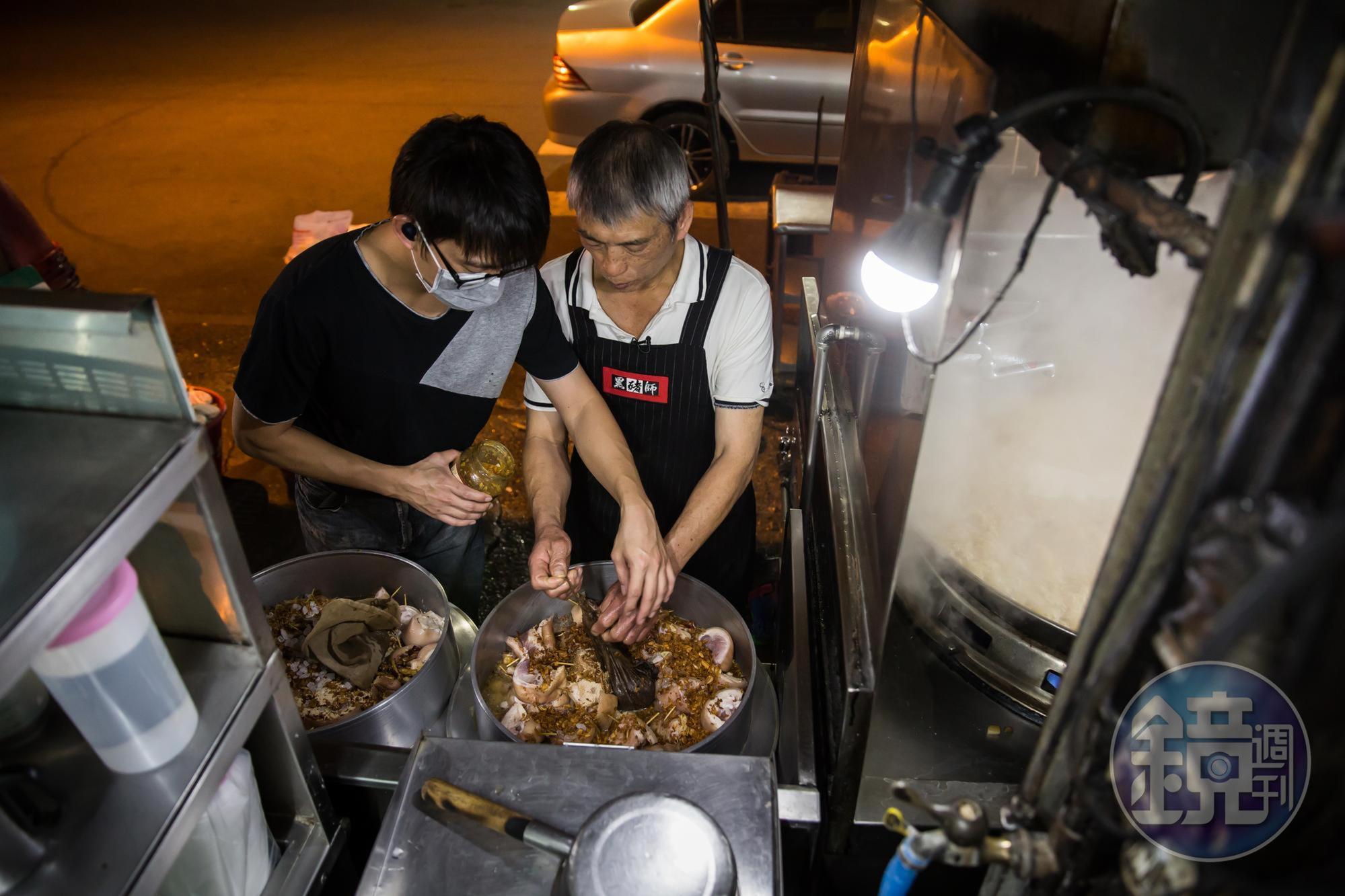 吳文彬（右）與長子（左）之間有難越過的高牆，就算一起工作，2人也鮮少對話。