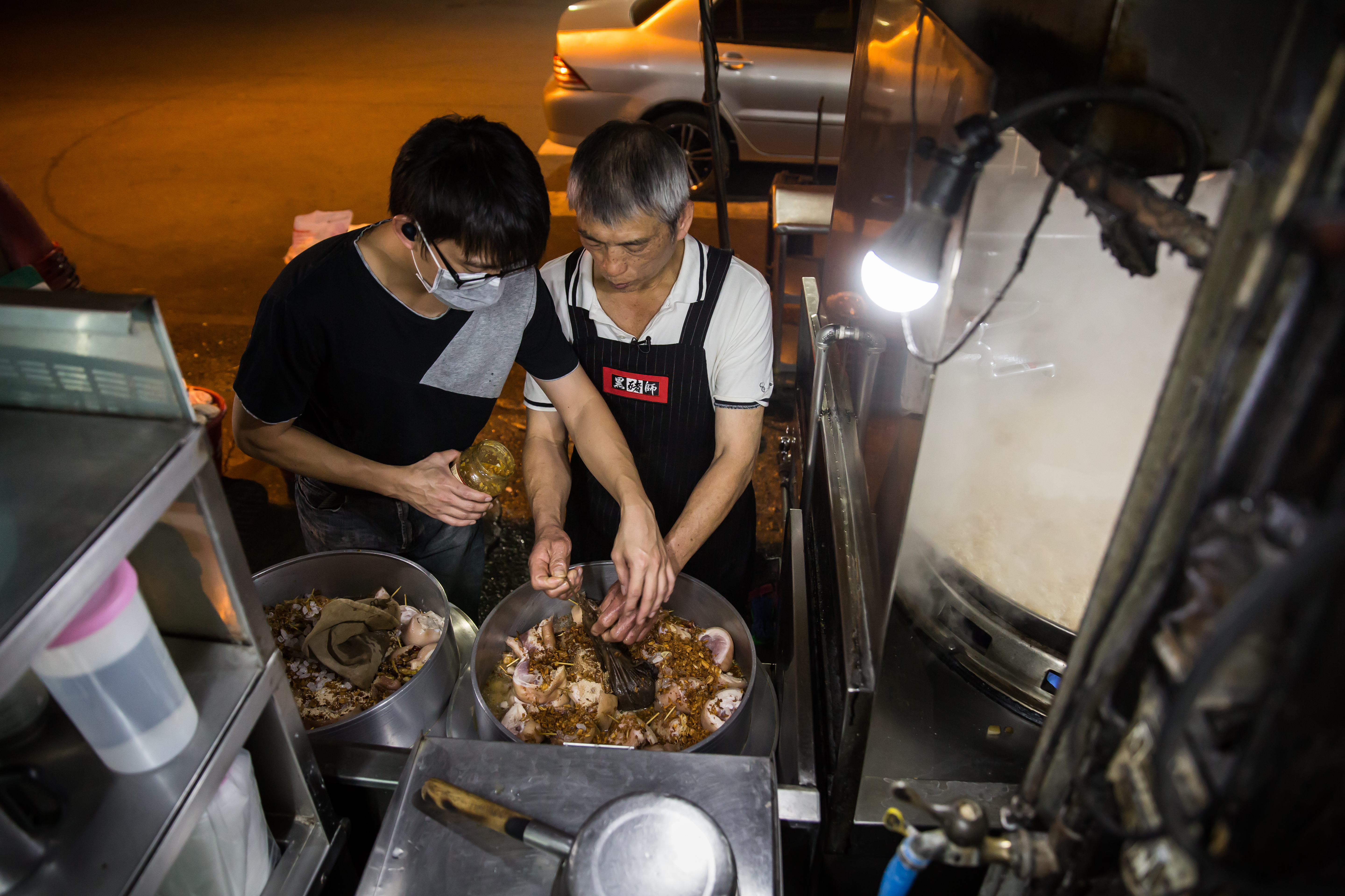 吳文彬（右）與長子（左）之間有難越過的高牆，就算一起工作，2人也鮮少對話。