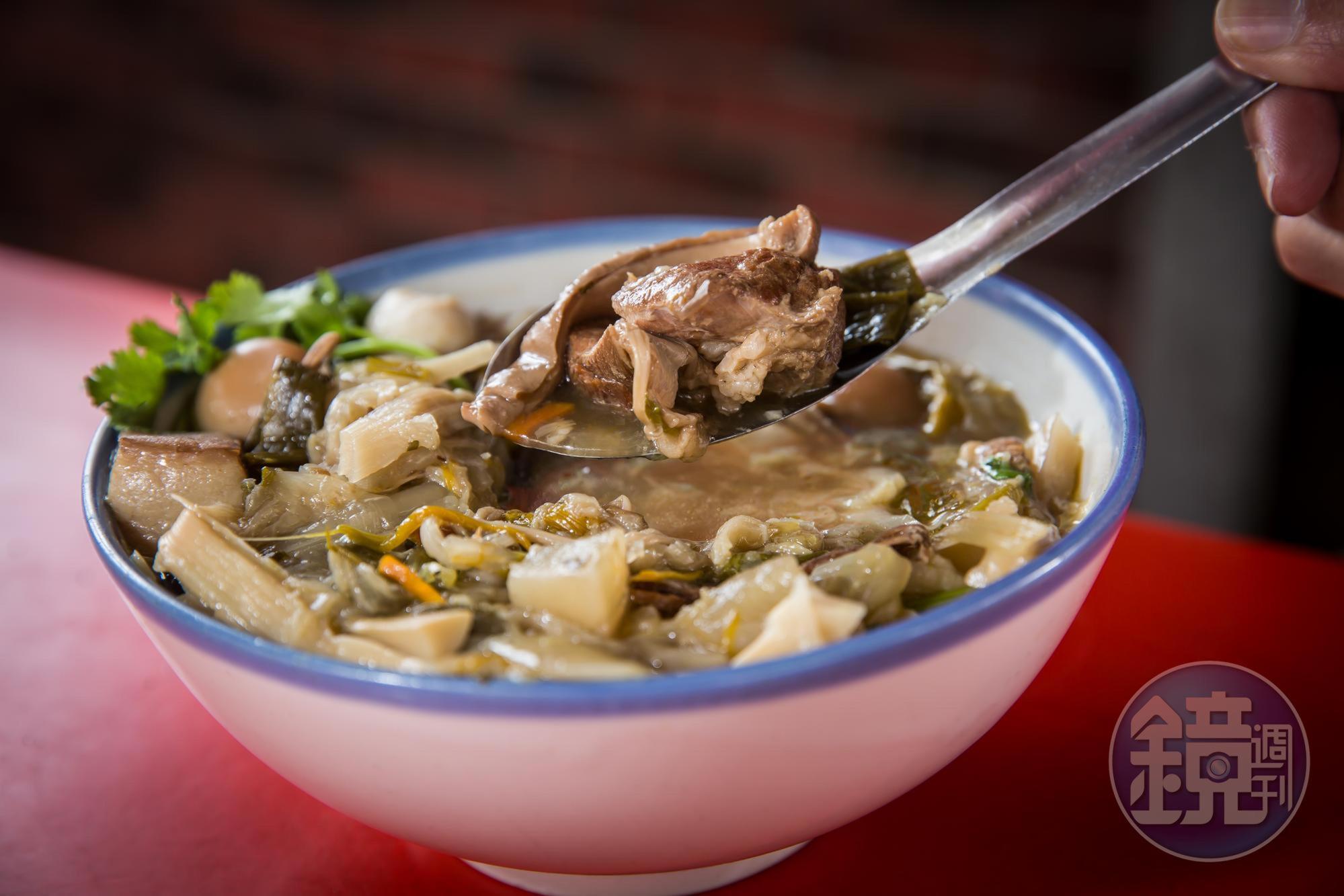 蚵ㄚ仁生意穩定後，吳文彬賣起兒時記憶中的大餐－菜尾湯。（菜尾湯，120元/大碗）