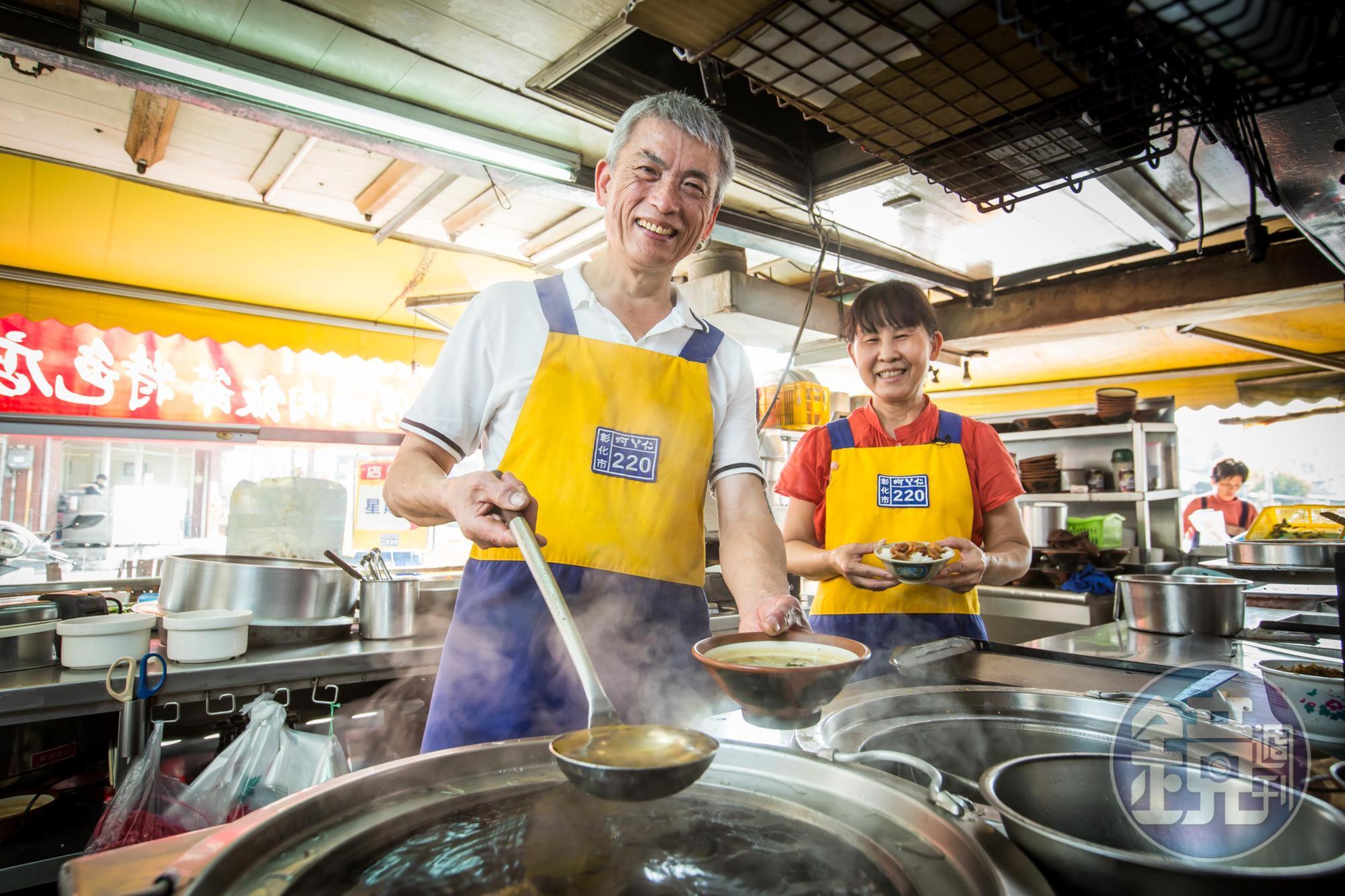 為了養家餬口,吳文彬和太太魏綢轉行賣蚵仔仁等小吃,走過27年,感情如老店越來越穩固。