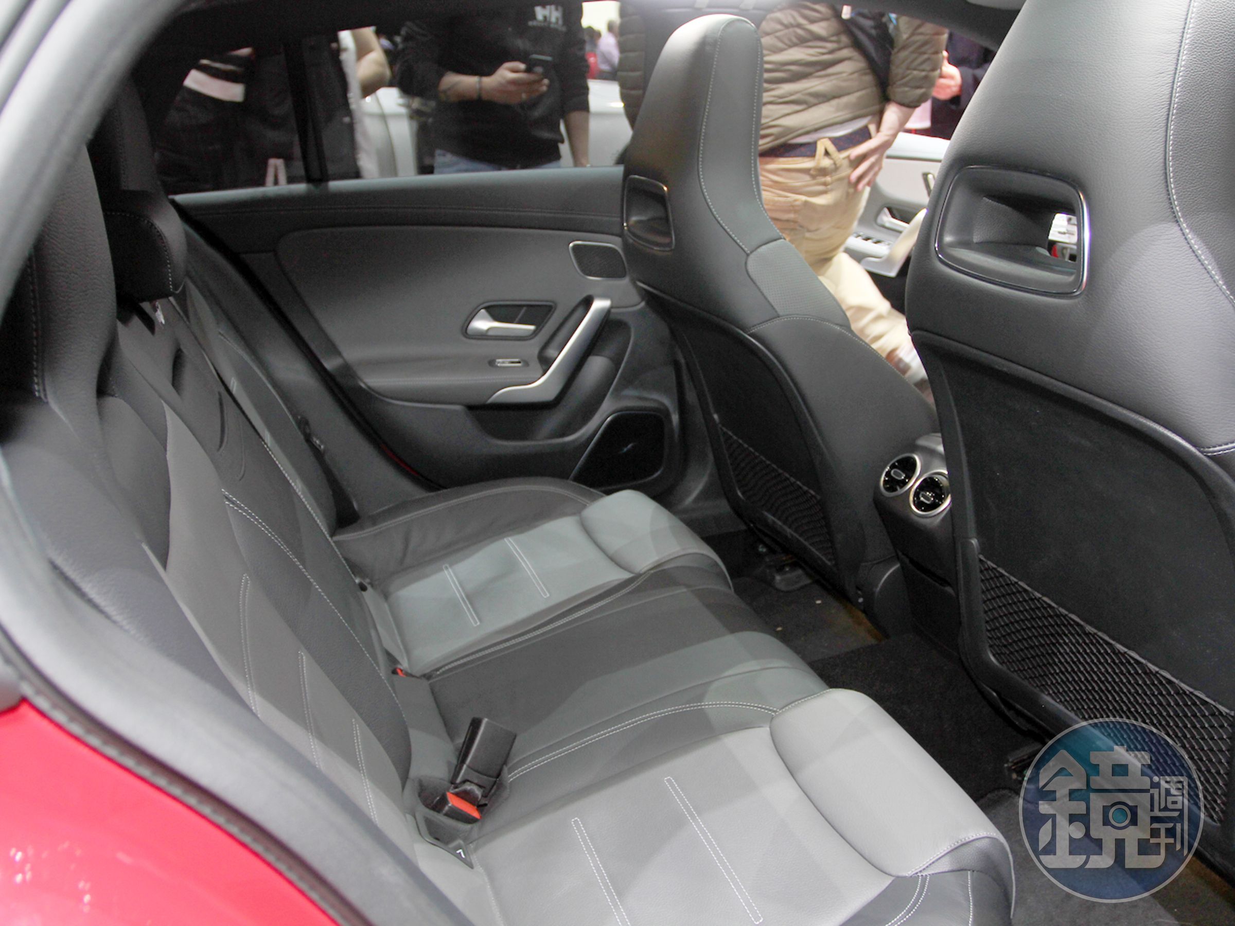 後座空間還算可以，不算寬大（CLA 250 Shooting Brake）。