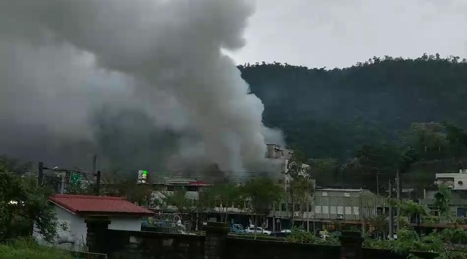 民宅氣爆濃濃黑煙直竄天際,蘇澳附近幾乎都可以看得到。(警消提供)