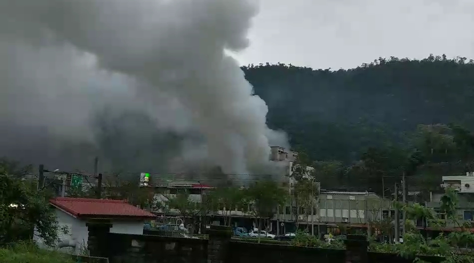 民宅氣爆濃濃黑煙直竄天際,蘇澳附近幾乎都可以看得到。(警消提供)