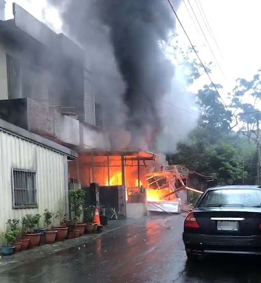 宜蘭蘇澳鎮一處民宅下午突傳氣爆,瞬間火勢一發不可收拾。(警消提供)