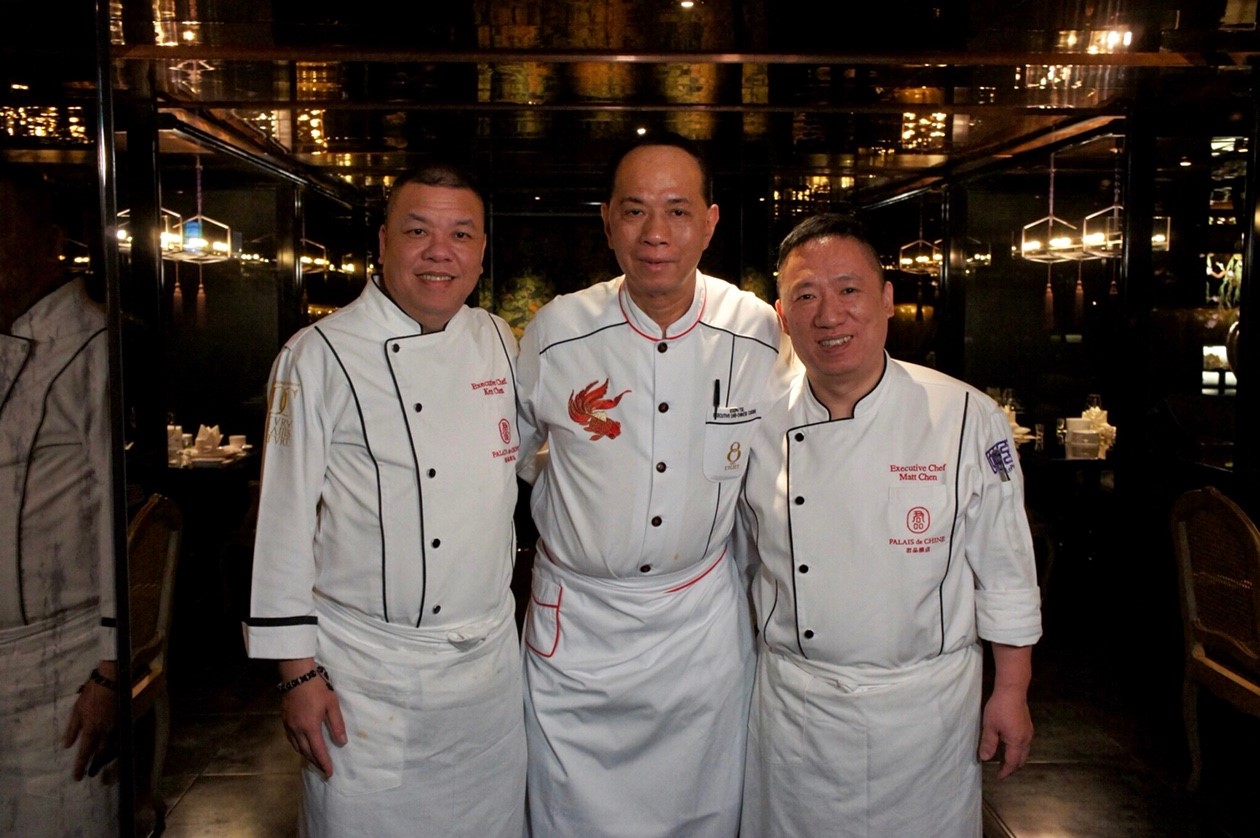 新葡京酒店8餐廳行政總廚謝錦松（中）與頤宮中餐廳行政主廚陳偉強（左）和陳泰榮（右），三位主廚聯手打造六星規格的「米其林星耀宴」，為台灣打造第一次的三星合體中菜米其林餐會。