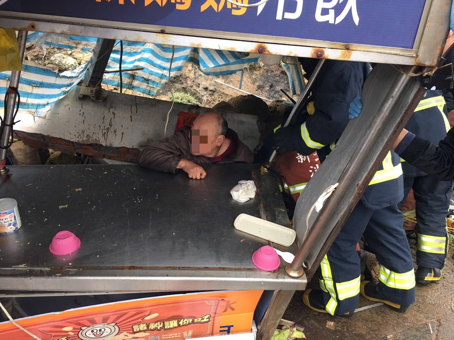 十八王公廟後方土石滑落,土石滑落波及廟前方的許多攤商。(翻攝畫面)