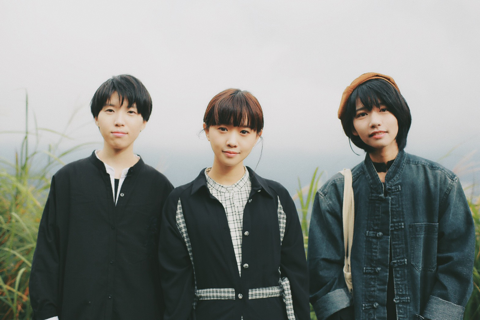 嚴正嵐首張專輯中與「房東的貓」合唱《親愛的你》而結緣，這首歌由吉他手少年佩作曲、和聲，嚴正嵐填詞，相當動聽。（海蝶音樂）