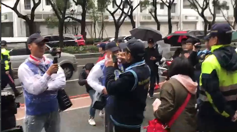 警方和記者都趕到成吉思汗林口館，所幸未發生肢體衝突。（翻攝畫面）