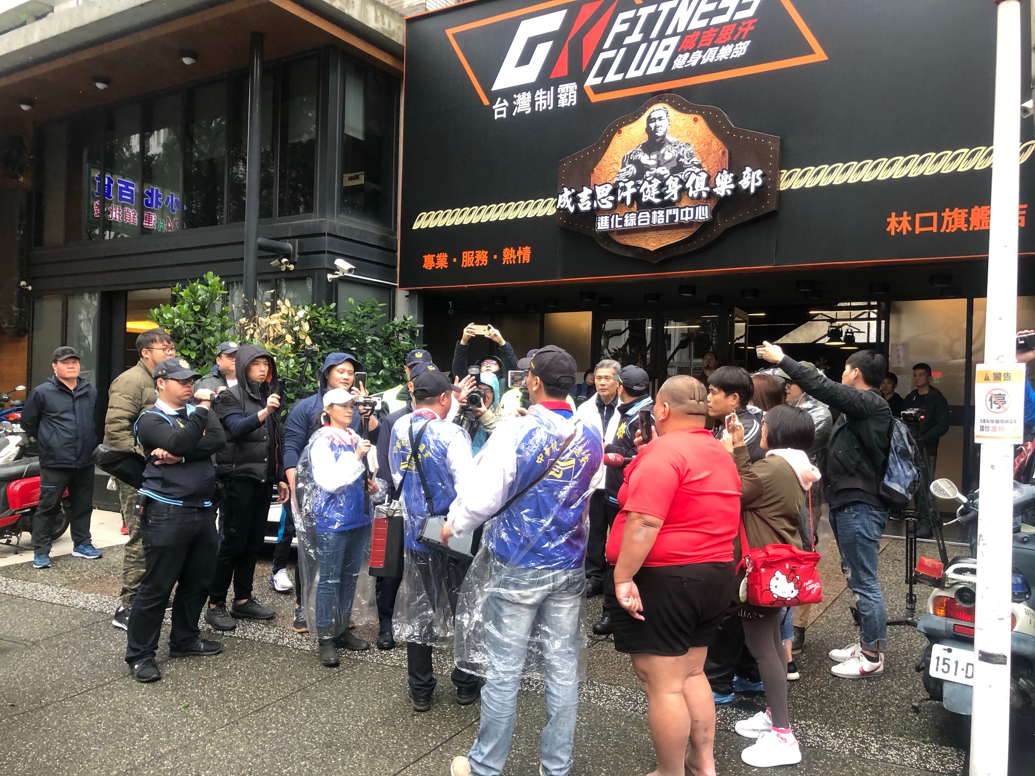 統促黨捍衛隊隊長李承龍，到成吉思汗林口館大嗆館長是賣國賊。（翻攝畫面）