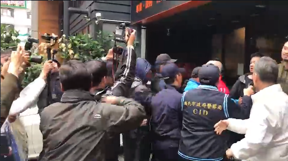館方與統促黨爆發激烈言語衝突，現場一度火爆。（翻攝畫面）