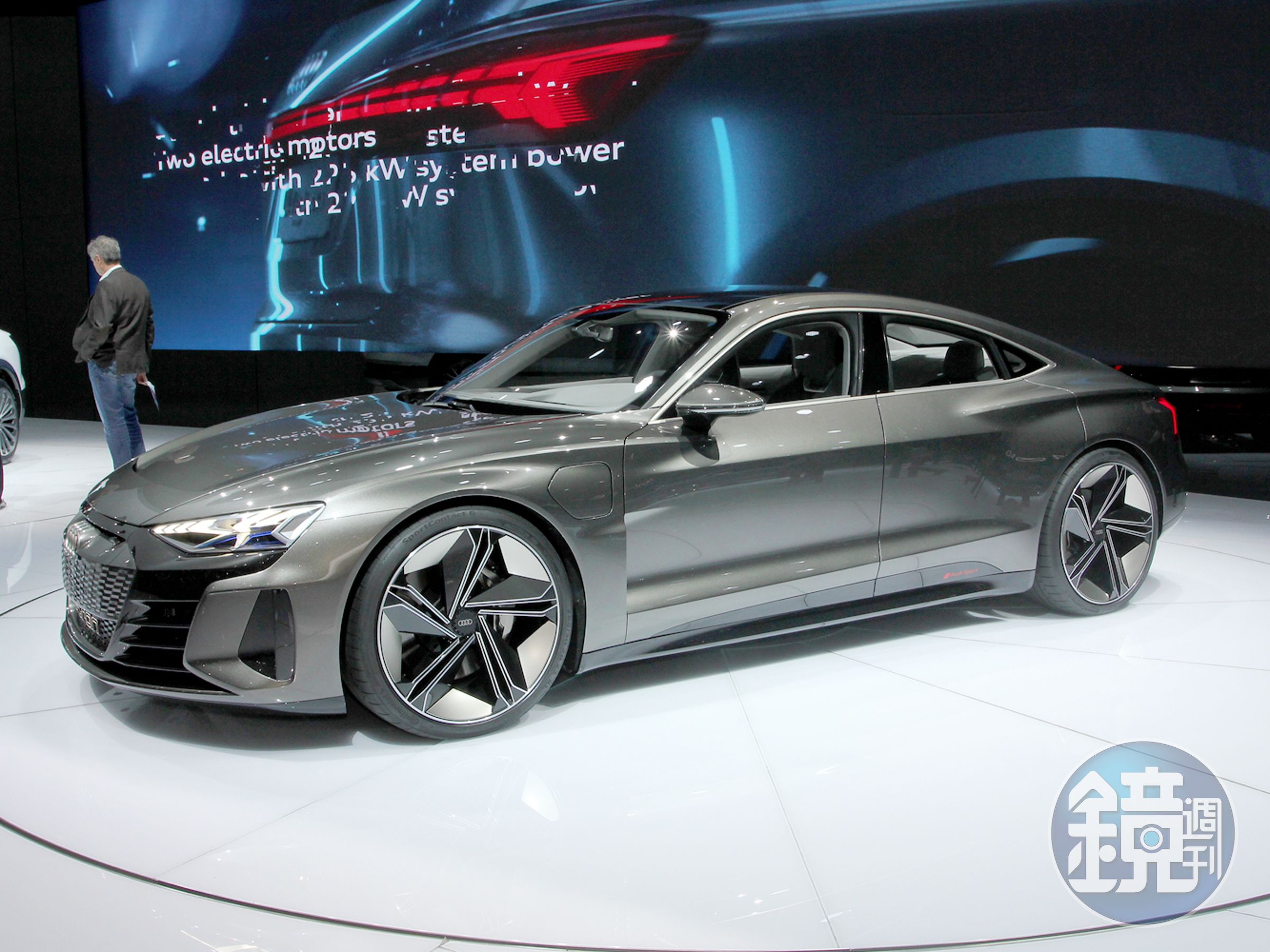 e-tron GT Concept採用四門轎跑車的設計。