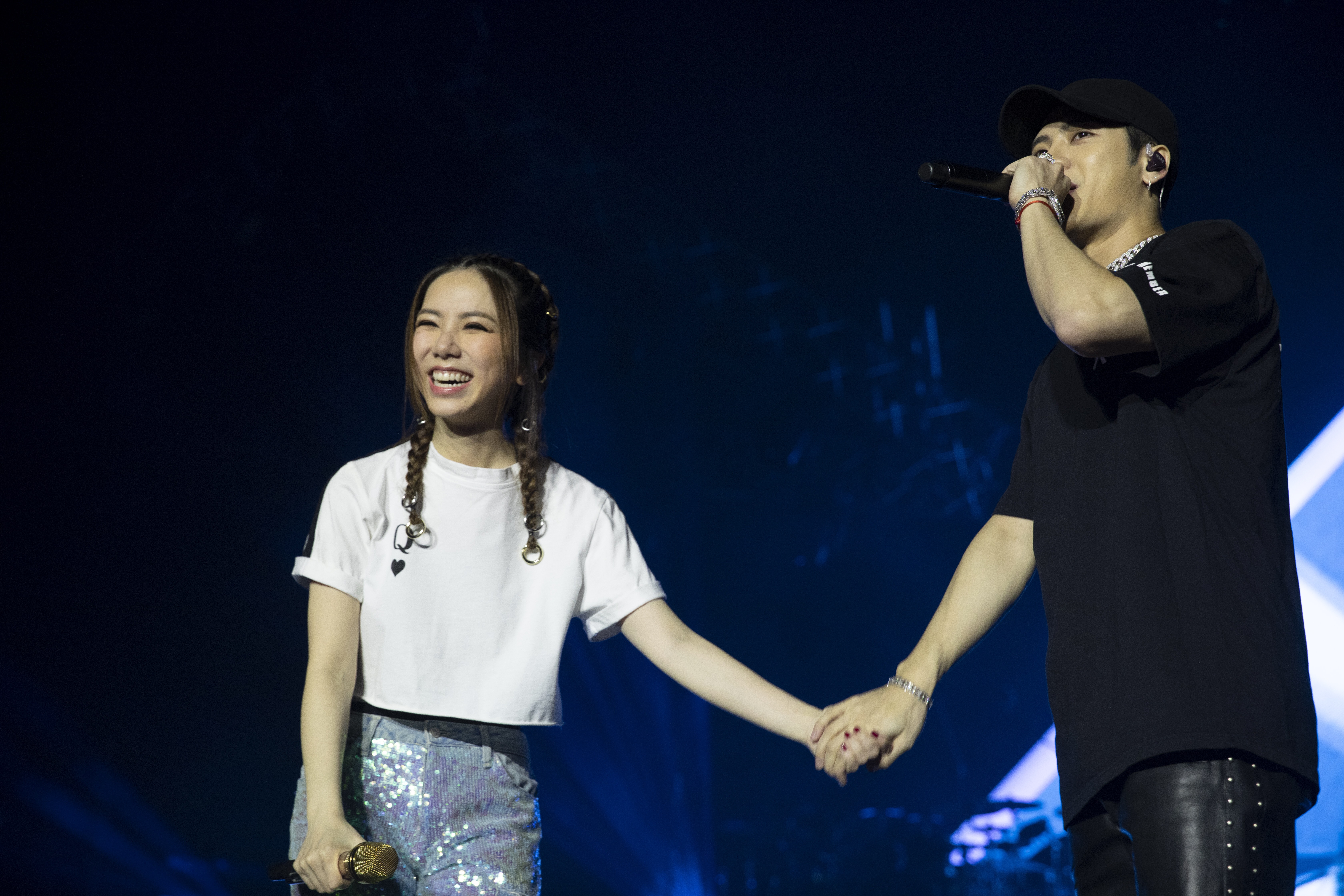 鄧紫棋找了王嘉爾當嘉賓，2人台上牽手姐弟相稱。（蜂鳥音樂提供）