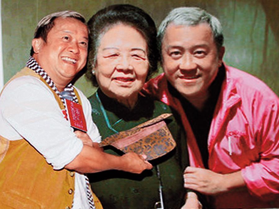 曾志偉和母親感情很好，還曾一起為月餅拍廣告。圖為他與母子倆的月餅廣告照合影。（翻攝自新浪娛樂）