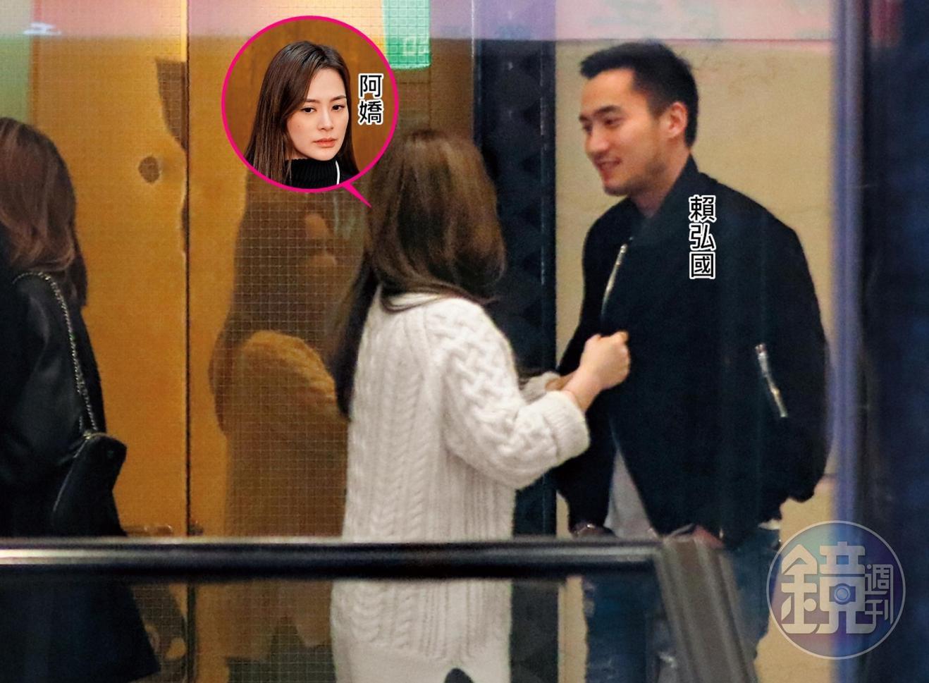 3月5日 01:15 阿嬌夫婦在香港登記結婚將滿3個月,感情依舊如膠似漆,等電梯過程不時打鬧說笑。