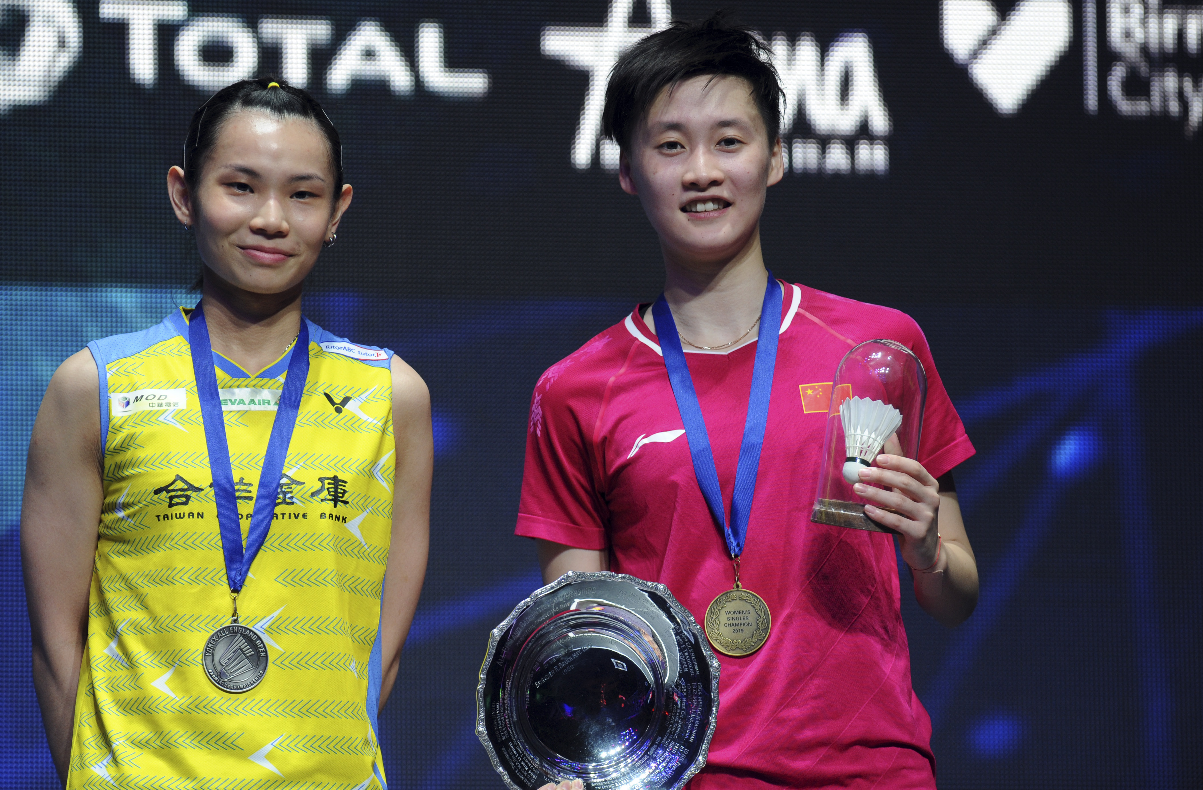 戴資穎（左）遭中國小將陳雨菲以直落二吞敗，無緣拿下3連霸美夢，也中斷她對決陳雨菲的11連勝。（東方IC）