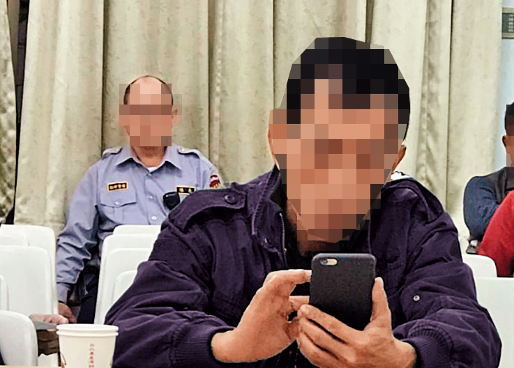 涉性侵的廖男（前）曾多次代替議員參與會議，在地方小有知名度。（當事人服裝已經變色處理。讀者提供）