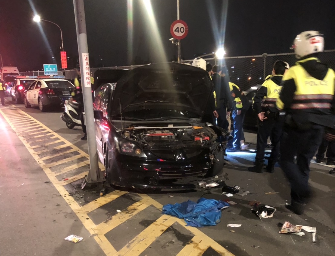 邱男駕駛的黑色轎車車頭已經撞爛。（翻攝畫面）